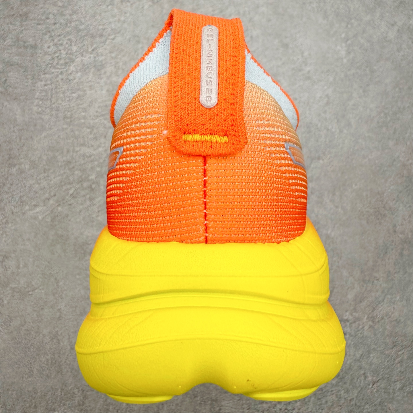 图片[8]-Asics GEL-Nimbus 28 亚瑟士缓震跑鞋 近年复古风潮的势头很旺 ASICS一直坚信保持身体的健康与活力是打造健康快乐的生活方式的最佳途径 ASICS为复古鞋型注入新设计 为玩家的街头穿搭提供了更多可能 GEL-NIMBUSTM9运动鞋最初是为中立和仰卧跑步者设计的长距离训练器 采用原始材料和关键细节重新设计 其Y2K时代的工业外观也被大胆的对比和色块所抵消 尺码：36 36.5 37.5 38 38.5 39 40 40.5 41.5 42 42.5 43.5 44 44.5 45-选品中心