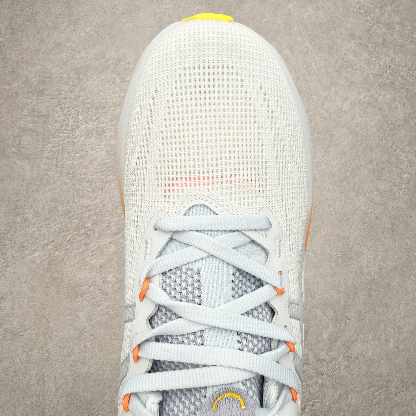 图片[4]-Asics GEL-Nimbus 28 亚瑟士缓震跑鞋 近年复古风潮的势头很旺 ASICS一直坚信保持身体的健康与活力是打造健康快乐的生活方式的最佳途径 ASICS为复古鞋型注入新设计 为玩家的街头穿搭提供了更多可能 GEL-NIMBUSTM9运动鞋最初是为中立和仰卧跑步者设计的长距离训练器 采用原始材料和关键细节重新设计 其Y2K时代的工业外观也被大胆的对比和色块所抵消 尺码：36 36.5 37.5 38 38.5 39 40 40.5 41.5 42 42.5 43.5 44 44.5 45-选品中心