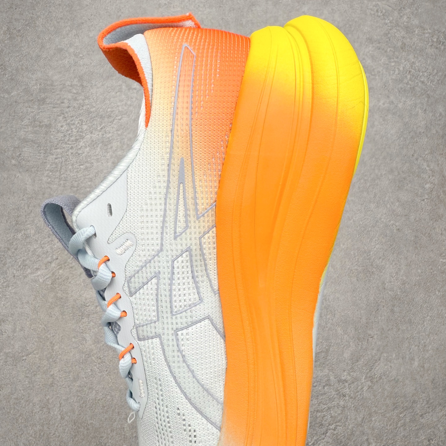 图片[7]-Asics GEL-Nimbus 28 亚瑟士缓震跑鞋 近年复古风潮的势头很旺 ASICS一直坚信保持身体的健康与活力是打造健康快乐的生活方式的最佳途径 ASICS为复古鞋型注入新设计 为玩家的街头穿搭提供了更多可能 GEL-NIMBUSTM9运动鞋最初是为中立和仰卧跑步者设计的长距离训练器 采用原始材料和关键细节重新设计 其Y2K时代的工业外观也被大胆的对比和色块所抵消 尺码：36 36.5 37.5 38 38.5 39 40 40.5 41.5 42 42.5 43.5 44 44.5 45-选品中心