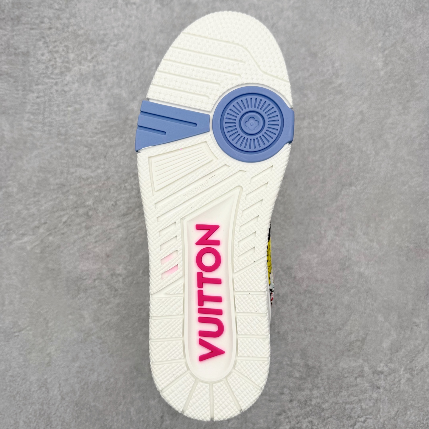 图片[9]-＃FS纯原福利 Louis Vuitton Trainer lv时装走秀运动鞋 实力大厂出品 平台专供 成熟的做工稳定的品控 完美鞋型超高的清洁度 零毛边线头瑕疵 全套原楦原纸版原鞋开模 全网最具灵魂的版型 正确原装黄色鞋盒 正确中底印花 鞋面印花3D高频深度立体 全鞋电脑针车 紧密相连 针距密度一致 环保乳胶注塑鞋垫 厚度脚感还原原版 皮面裁剪部位 统一油边封口工艺 原装橡胶大底含胶量大底组合零偏差 专柜全套包装 防尘袋 说明书 质保卡 男女鞋 尺码对应库存明细‼️-选品中心