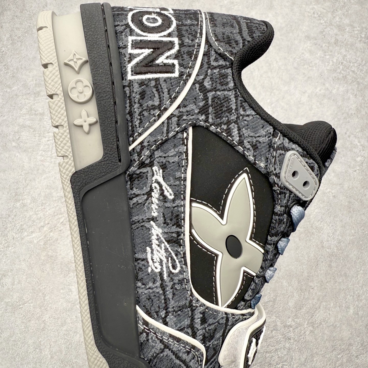 图片[6]-＃FS纯原福利 Louis Vuitton Trainer lv时装走秀运动鞋 实力大厂出品 平台专供 成熟的做工稳定的品控 完美鞋型超高的清洁度 零毛边线头瑕疵 全套原楦原纸版原鞋开模 全网最具灵魂的版型 正确原装黄色鞋盒 正确中底印花 鞋面印花3D高频深度立体 全鞋电脑针车 紧密相连 针距密度一致 环保乳胶注塑鞋垫 厚度脚感还原原版 皮面裁剪部位 统一油边封口工艺 原装橡胶大底含胶量大底组合零偏差 专柜全套包装 防尘袋 说明书 质保卡 男女鞋 尺码对应库存明细‼️-选品中心