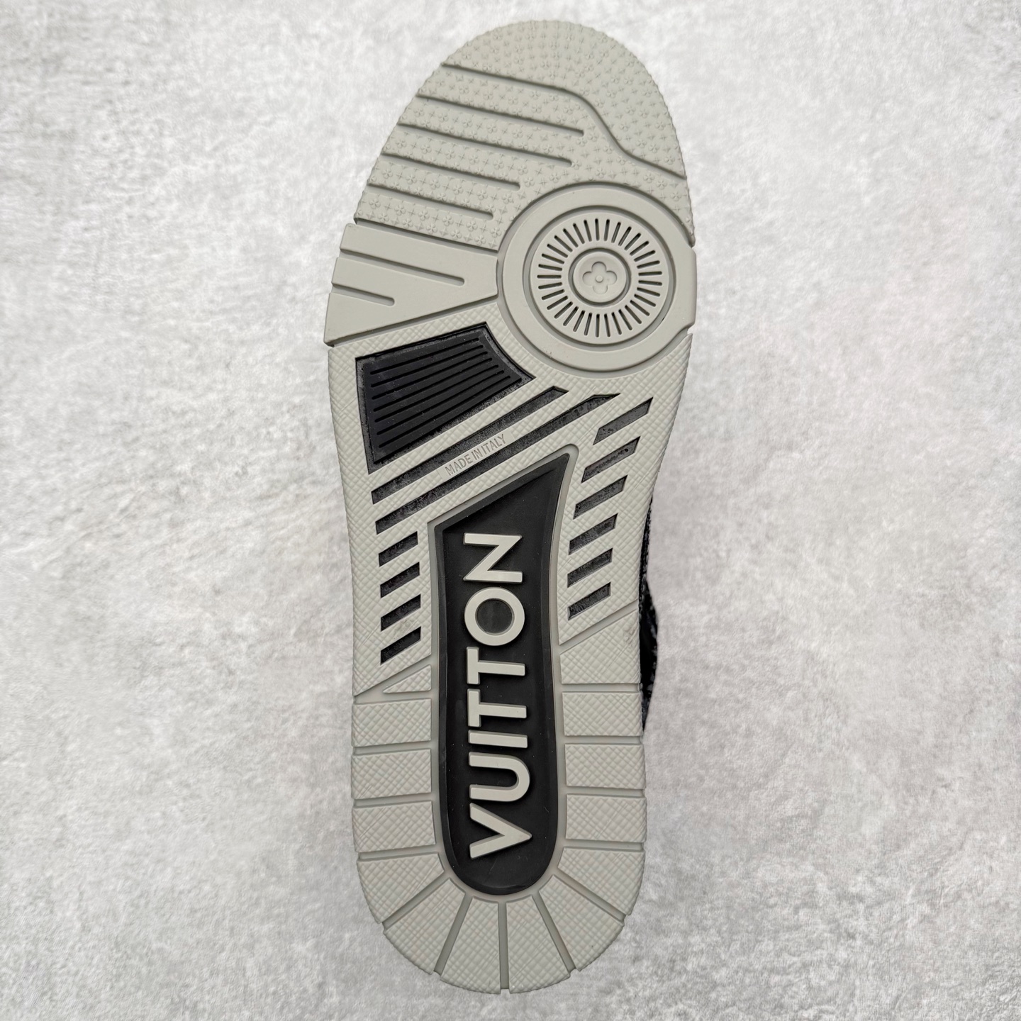 图片[9]-＃FS纯原福利 Louis Vuitton Trainer lv时装走秀运动鞋 实力大厂出品 平台专供 成熟的做工稳定的品控 完美鞋型超高的清洁度 零毛边线头瑕疵 全套原楦原纸版原鞋开模 全网最具灵魂的版型 正确原装黄色鞋盒 正确中底印花 鞋面印花3D高频深度立体 全鞋电脑针车 紧密相连 针距密度一致 环保乳胶注塑鞋垫 厚度脚感还原原版 皮面裁剪部位 统一油边封口工艺 原装橡胶大底含胶量大底组合零偏差 专柜全套包装 防尘袋 说明书 质保卡 男女鞋 尺码对应库存明细‼️-选品中心