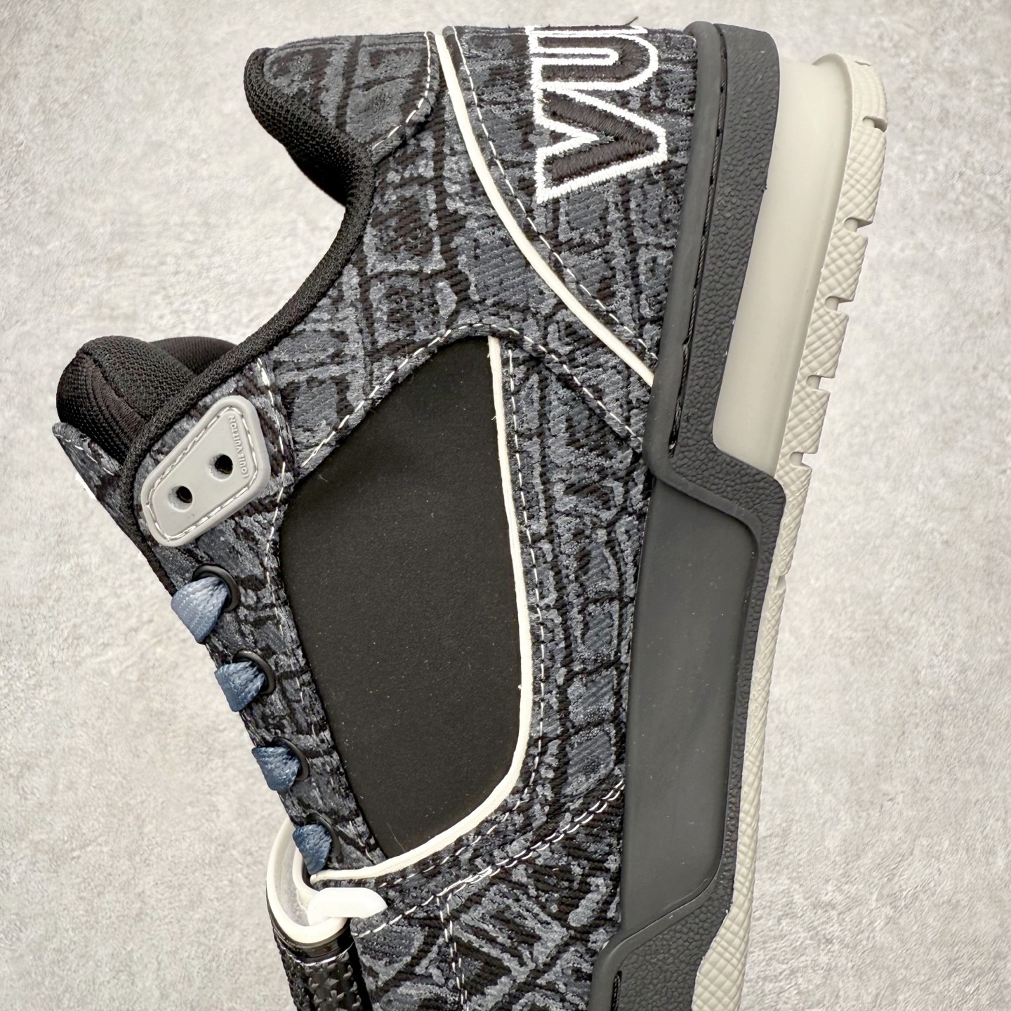 图片[7]-＃FS纯原福利 Louis Vuitton Trainer lv时装走秀运动鞋 实力大厂出品 平台专供 成熟的做工稳定的品控 完美鞋型超高的清洁度 零毛边线头瑕疵 全套原楦原纸版原鞋开模 全网最具灵魂的版型 正确原装黄色鞋盒 正确中底印花 鞋面印花3D高频深度立体 全鞋电脑针车 紧密相连 针距密度一致 环保乳胶注塑鞋垫 厚度脚感还原原版 皮面裁剪部位 统一油边封口工艺 原装橡胶大底含胶量大底组合零偏差 专柜全套包装 防尘袋 说明书 质保卡 男女鞋 尺码对应库存明细‼️-选品中心