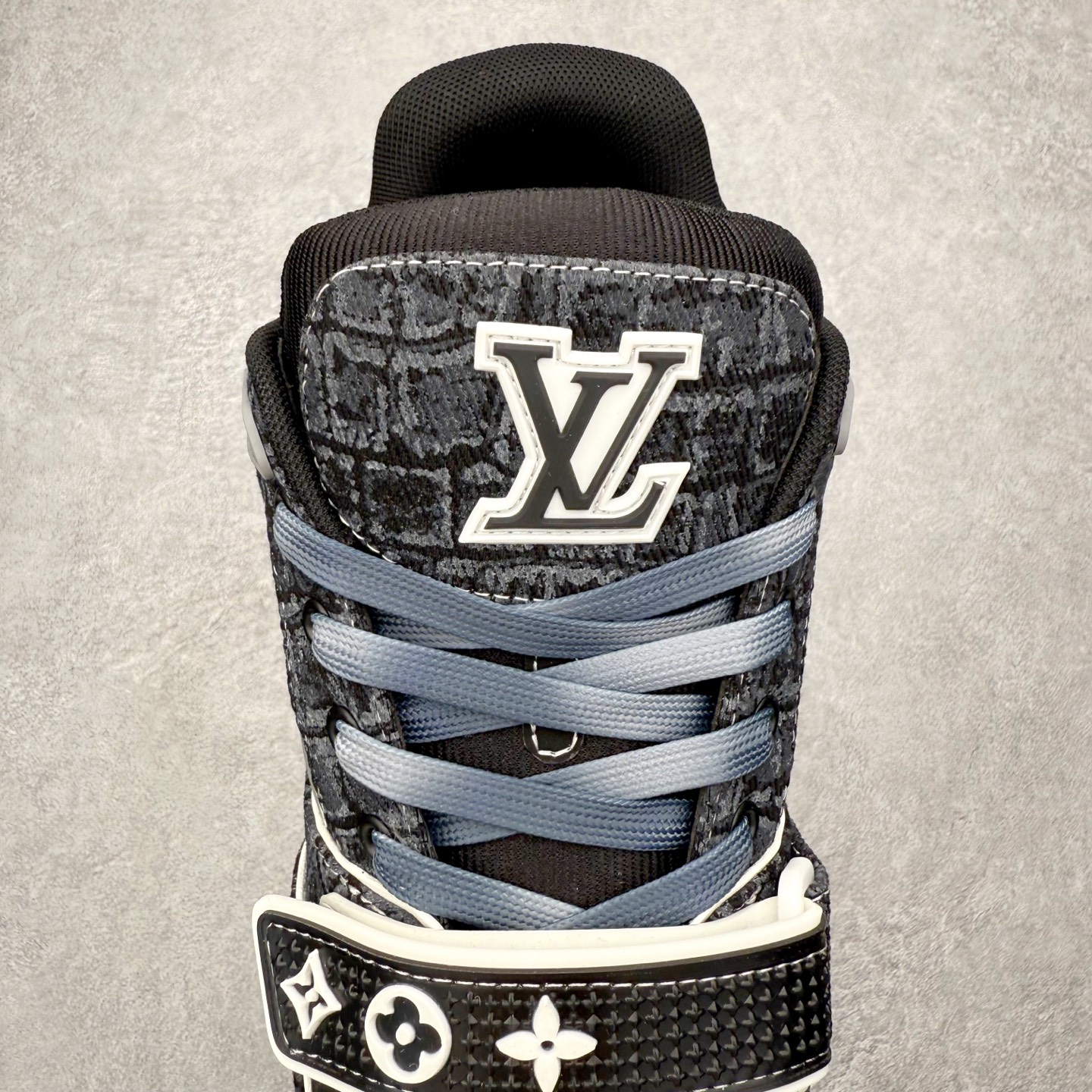 图片[5]-＃FS纯原福利 Louis Vuitton Trainer lv时装走秀运动鞋 实力大厂出品 平台专供 成熟的做工稳定的品控 完美鞋型超高的清洁度 零毛边线头瑕疵 全套原楦原纸版原鞋开模 全网最具灵魂的版型 正确原装黄色鞋盒 正确中底印花 鞋面印花3D高频深度立体 全鞋电脑针车 紧密相连 针距密度一致 环保乳胶注塑鞋垫 厚度脚感还原原版 皮面裁剪部位 统一油边封口工艺 原装橡胶大底含胶量大底组合零偏差 专柜全套包装 防尘袋 说明书 质保卡 男女鞋 尺码对应库存明细‼️-选品中心