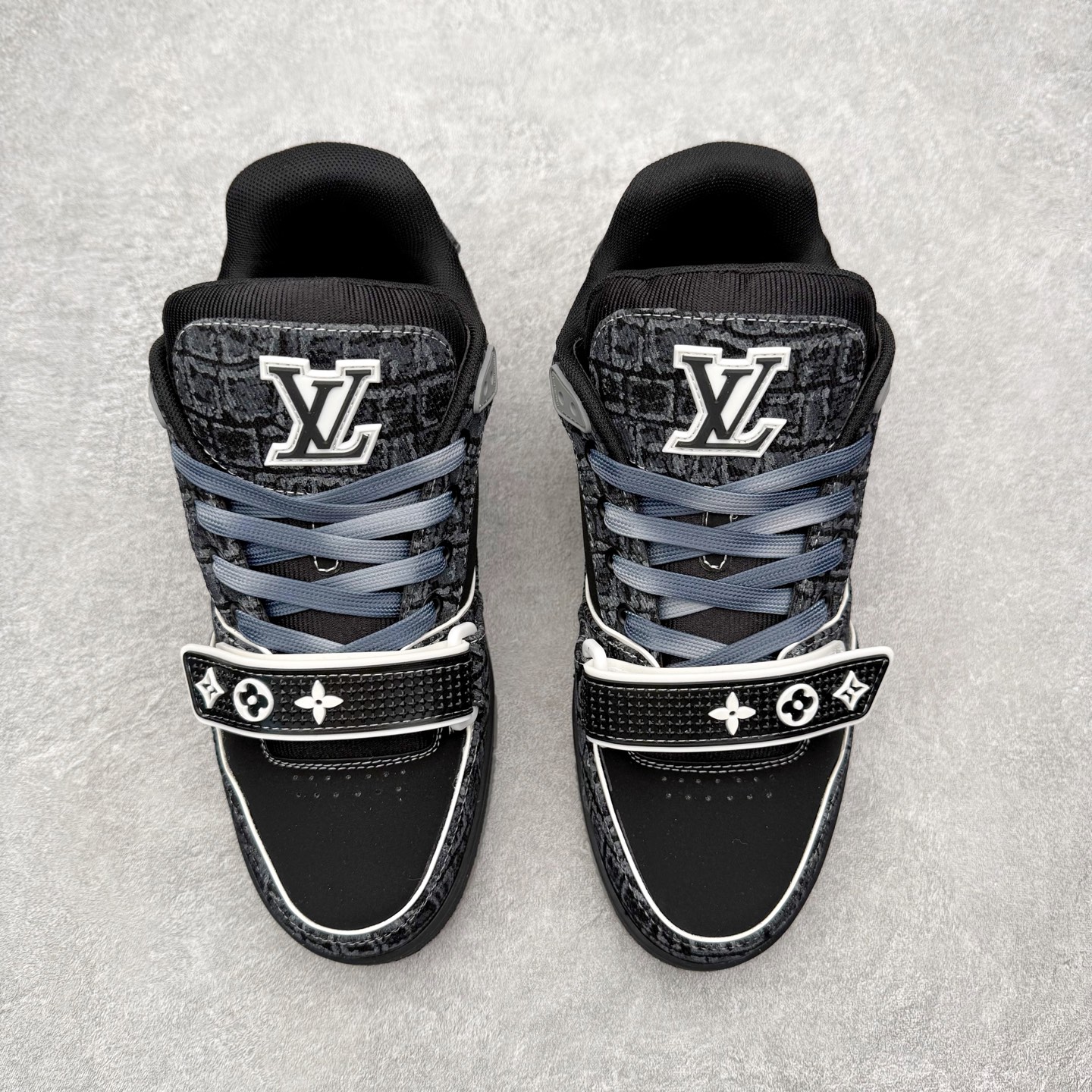 图片[2]-＃FS纯原福利 Louis Vuitton Trainer lv时装走秀运动鞋 实力大厂出品 平台专供 成熟的做工稳定的品控 完美鞋型超高的清洁度 零毛边线头瑕疵 全套原楦原纸版原鞋开模 全网最具灵魂的版型 正确原装黄色鞋盒 正确中底印花 鞋面印花3D高频深度立体 全鞋电脑针车 紧密相连 针距密度一致 环保乳胶注塑鞋垫 厚度脚感还原原版 皮面裁剪部位 统一油边封口工艺 原装橡胶大底含胶量大底组合零偏差 专柜全套包装 防尘袋 说明书 质保卡 男女鞋 尺码对应库存明细‼️-选品中心