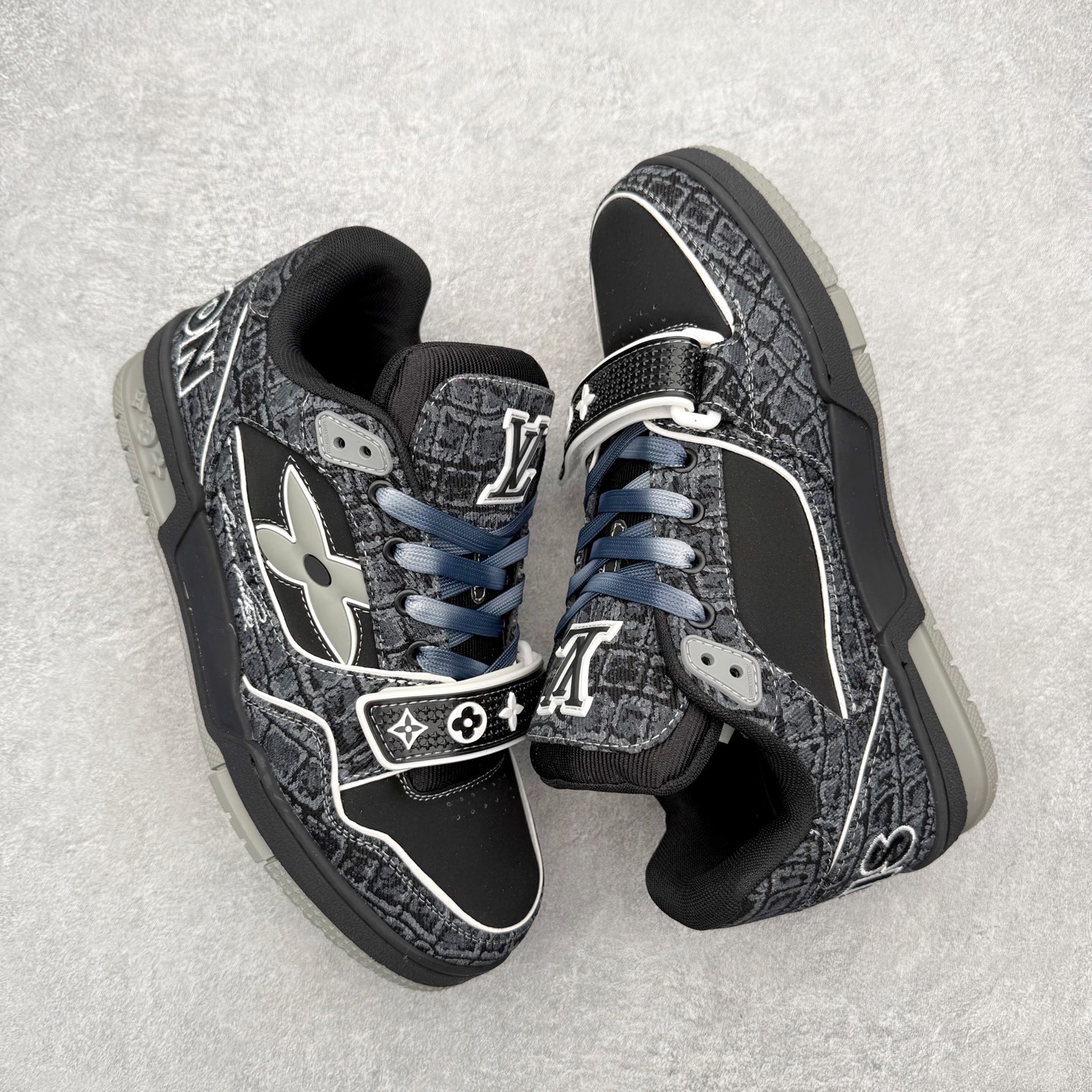 图片[3]-＃FS纯原福利 Louis Vuitton Trainer lv时装走秀运动鞋 实力大厂出品 平台专供 成熟的做工稳定的品控 完美鞋型超高的清洁度 零毛边线头瑕疵 全套原楦原纸版原鞋开模 全网最具灵魂的版型 正确原装黄色鞋盒 正确中底印花 鞋面印花3D高频深度立体 全鞋电脑针车 紧密相连 针距密度一致 环保乳胶注塑鞋垫 厚度脚感还原原版 皮面裁剪部位 统一油边封口工艺 原装橡胶大底含胶量大底组合零偏差 专柜全套包装 防尘袋 说明书 质保卡 男女鞋 尺码对应库存明细‼️-选品中心