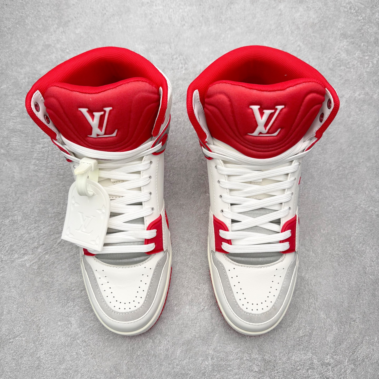 图片[2]-＃FS纯原福利 Louis Vuitton Trainer lv时装走秀运动鞋 实力大厂出品 平台专供 成熟的做工稳定的品控 完美鞋型超高的清洁度 零毛边线头瑕疵 全套原楦原纸版原鞋开模 全网最具灵魂的版型 正确原装黄色鞋盒 正确中底印花 鞋面印花3D高频深度立体 全鞋电脑针车 紧密相连 针距密度一致 环保乳胶注塑鞋垫 厚度脚感还原原版 皮面裁剪部位 统一油边封口工艺 原装橡胶大底含胶量大底组合零偏差 专柜全套包装 防尘袋 说明书 质保卡 男女鞋 尺码对应库存明细‼️-选品中心