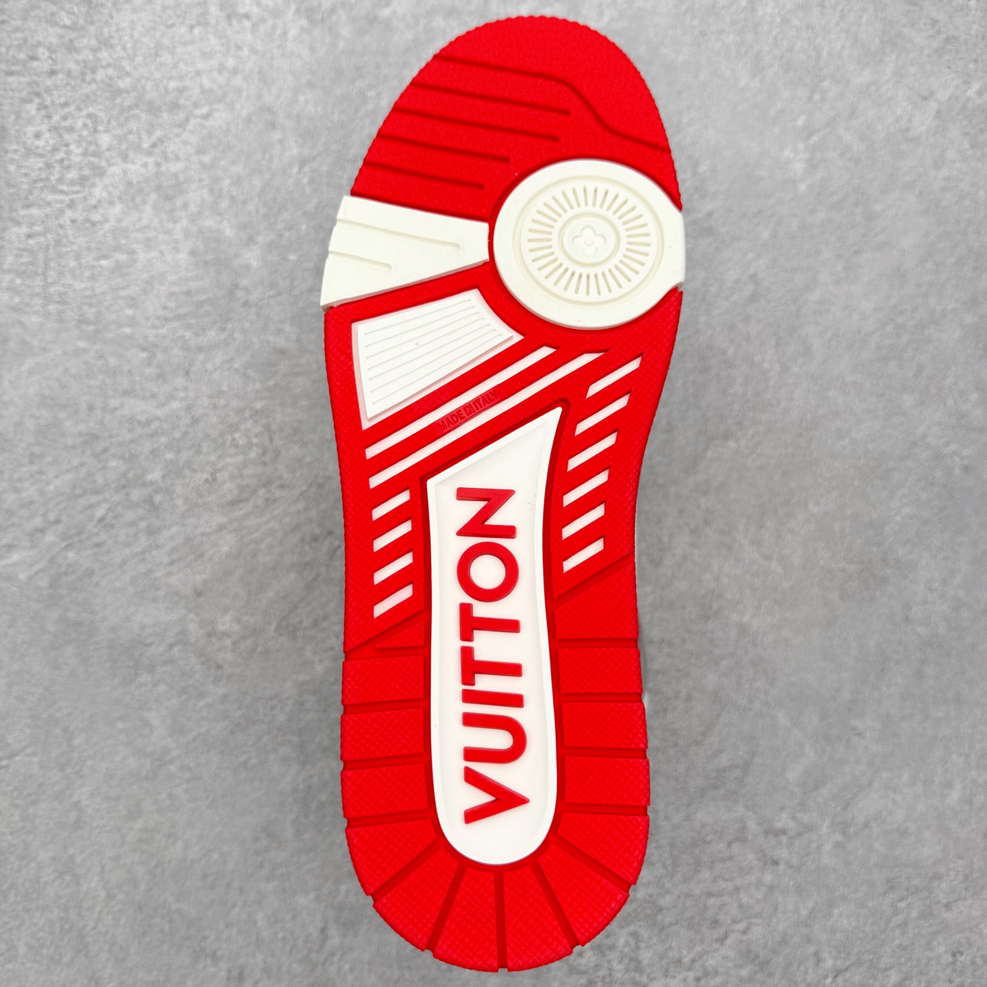 图片[9]-＃FS纯原福利 Louis Vuitton Trainer lv时装走秀运动鞋 实力大厂出品 平台专供 成熟的做工稳定的品控 完美鞋型超高的清洁度 零毛边线头瑕疵 全套原楦原纸版原鞋开模 全网最具灵魂的版型 正确原装黄色鞋盒 正确中底印花 鞋面印花3D高频深度立体 全鞋电脑针车 紧密相连 针距密度一致 环保乳胶注塑鞋垫 厚度脚感还原原版 皮面裁剪部位 统一油边封口工艺 原装橡胶大底含胶量大底组合零偏差 专柜全套包装 防尘袋 说明书 质保卡 男女鞋 尺码对应库存明细‼️-选品中心