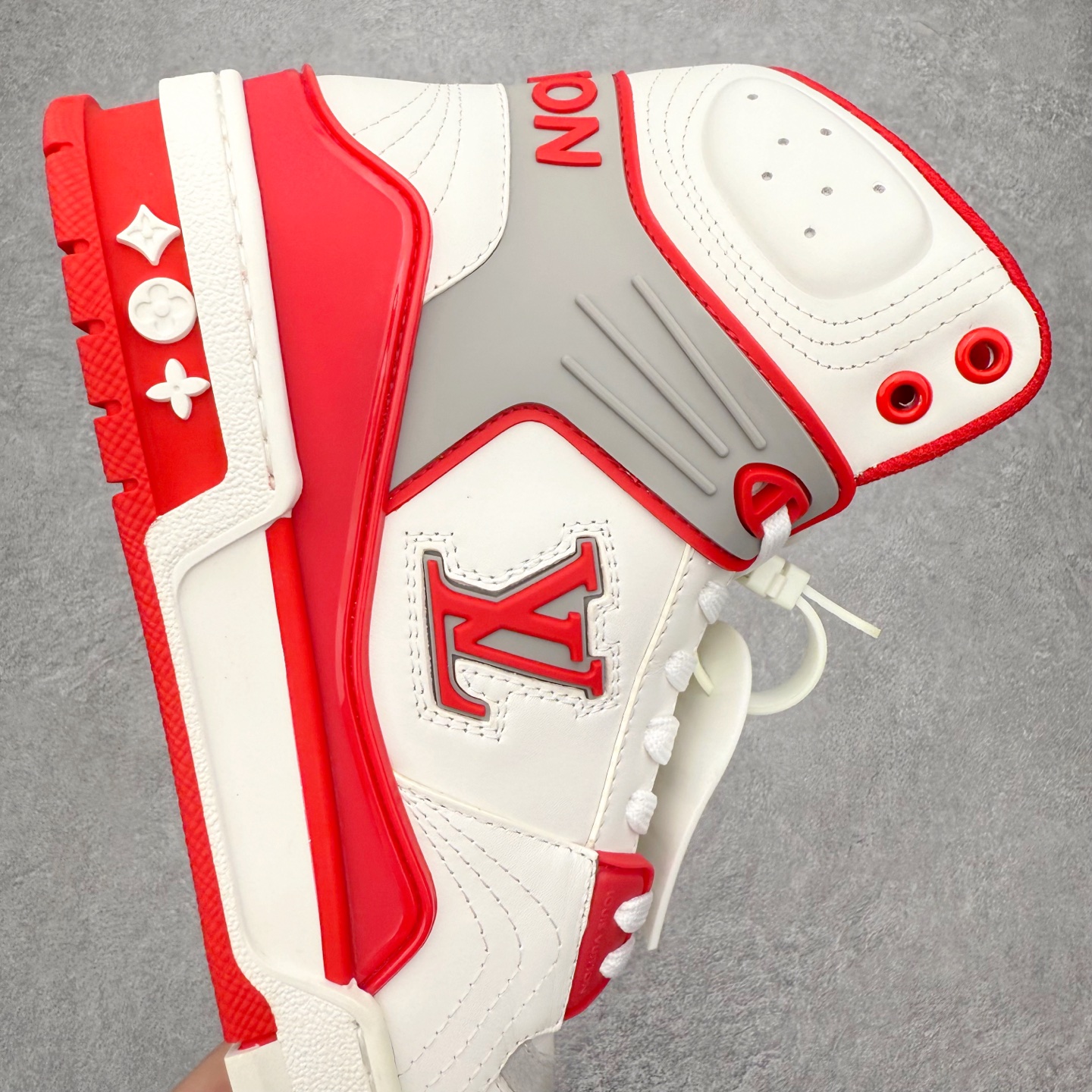 图片[6]-＃FS纯原福利 Louis Vuitton Trainer lv时装走秀运动鞋 实力大厂出品 平台专供 成熟的做工稳定的品控 完美鞋型超高的清洁度 零毛边线头瑕疵 全套原楦原纸版原鞋开模 全网最具灵魂的版型 正确原装黄色鞋盒 正确中底印花 鞋面印花3D高频深度立体 全鞋电脑针车 紧密相连 针距密度一致 环保乳胶注塑鞋垫 厚度脚感还原原版 皮面裁剪部位 统一油边封口工艺 原装橡胶大底含胶量大底组合零偏差 专柜全套包装 防尘袋 说明书 质保卡 男女鞋 尺码对应库存明细‼️-选品中心