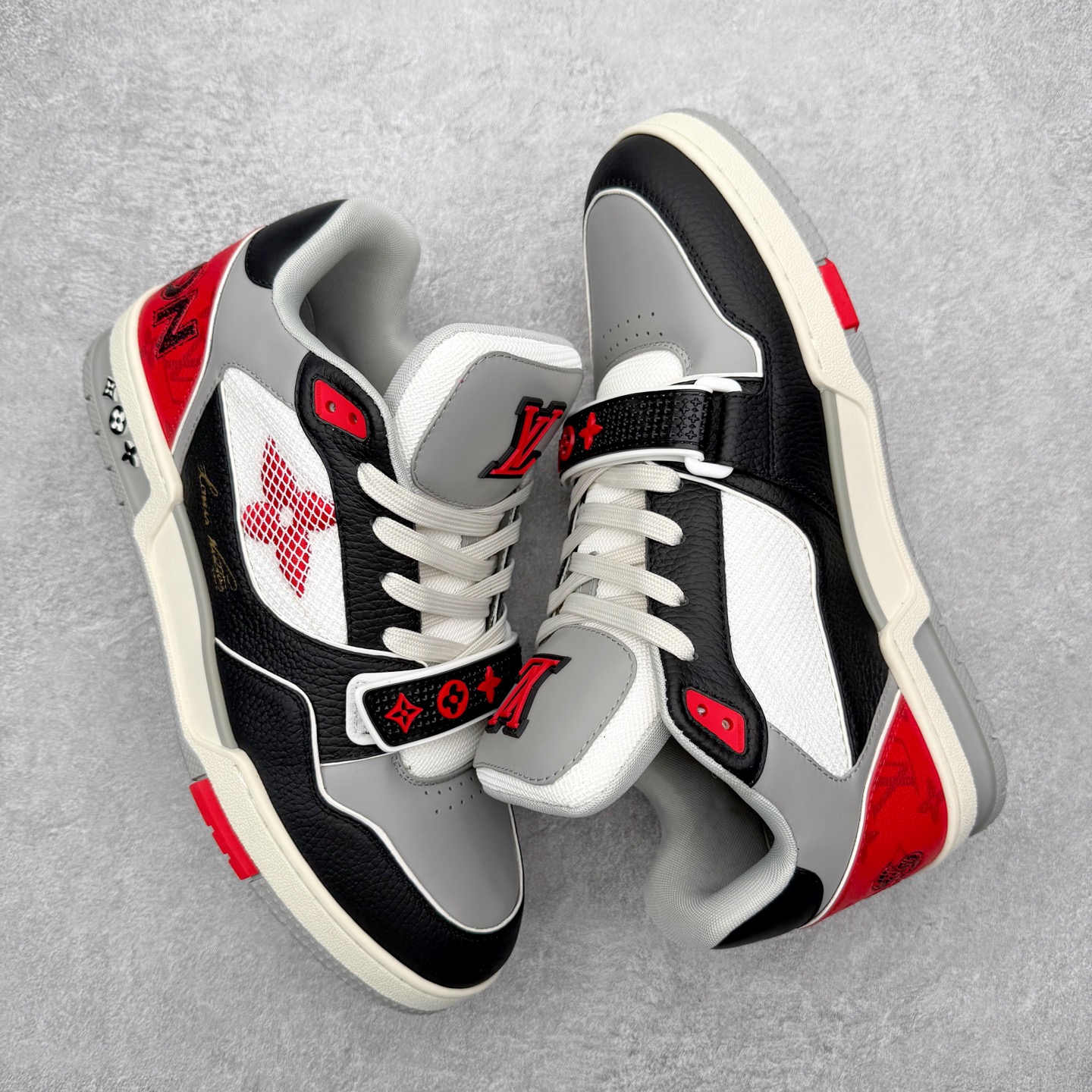 图片[3]-＃FS纯原福利 Louis Vuitton Trainer lv时装走秀运动鞋 实力大厂出品 平台专供 成熟的做工稳定的品控 完美鞋型超高的清洁度 零毛边线头瑕疵 全套原楦原纸版原鞋开模 全网最具灵魂的版型 正确原装黄色鞋盒 正确中底印花 鞋面印花3D高频深度立体 全鞋电脑针车 紧密相连 针距密度一致 环保乳胶注塑鞋垫 厚度脚感还原原版 皮面裁剪部位 统一油边封口工艺 原装橡胶大底含胶量大底组合零偏差 专柜全套包装 防尘袋 说明书 质保卡 男女鞋 尺码对应库存明细‼️-选品中心