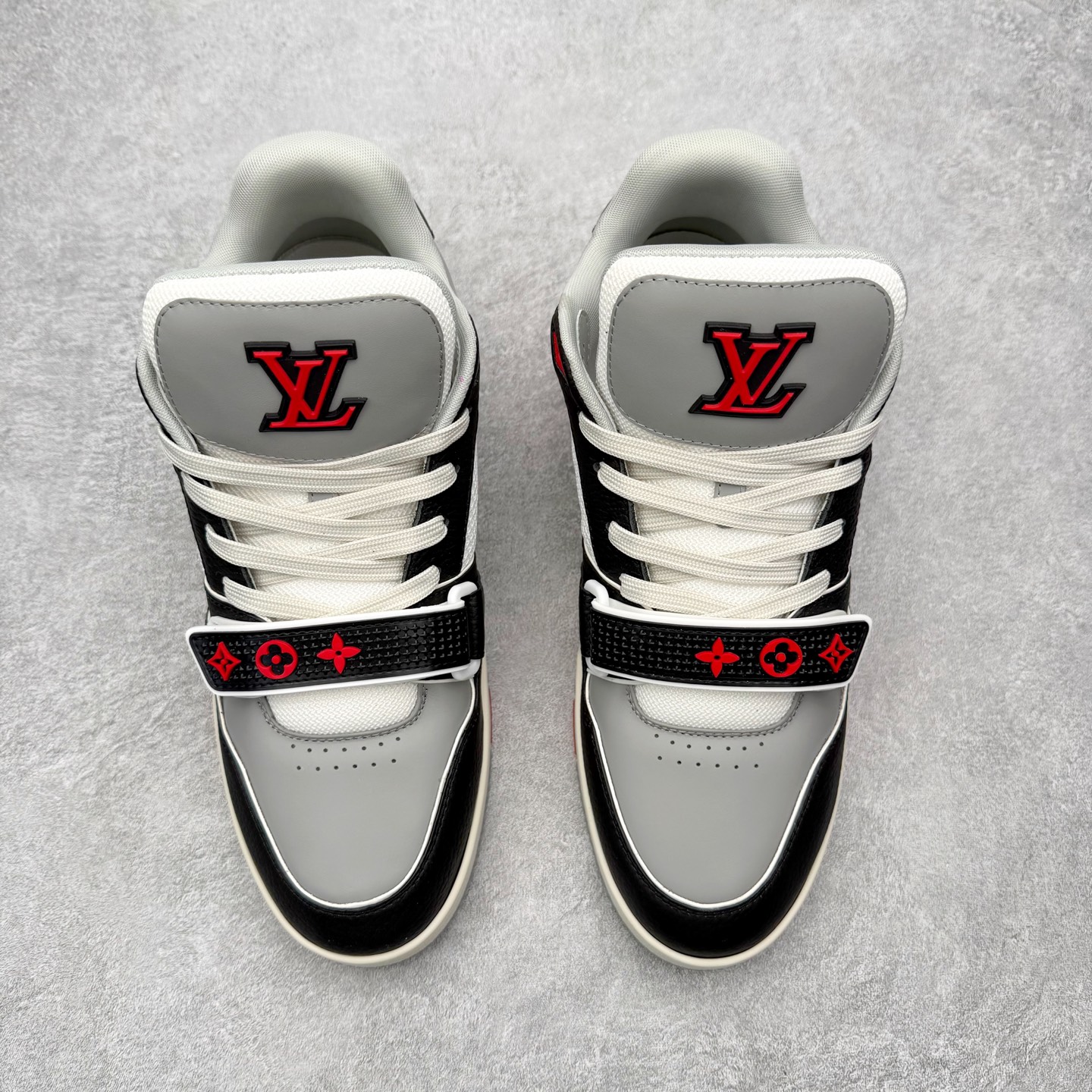 图片[2]-＃FS纯原福利 Louis Vuitton Trainer lv时装走秀运动鞋 实力大厂出品 平台专供 成熟的做工稳定的品控 完美鞋型超高的清洁度 零毛边线头瑕疵 全套原楦原纸版原鞋开模 全网最具灵魂的版型 正确原装黄色鞋盒 正确中底印花 鞋面印花3D高频深度立体 全鞋电脑针车 紧密相连 针距密度一致 环保乳胶注塑鞋垫 厚度脚感还原原版 皮面裁剪部位 统一油边封口工艺 原装橡胶大底含胶量大底组合零偏差 专柜全套包装 防尘袋 说明书 质保卡 男女鞋 尺码对应库存明细‼️-选品中心