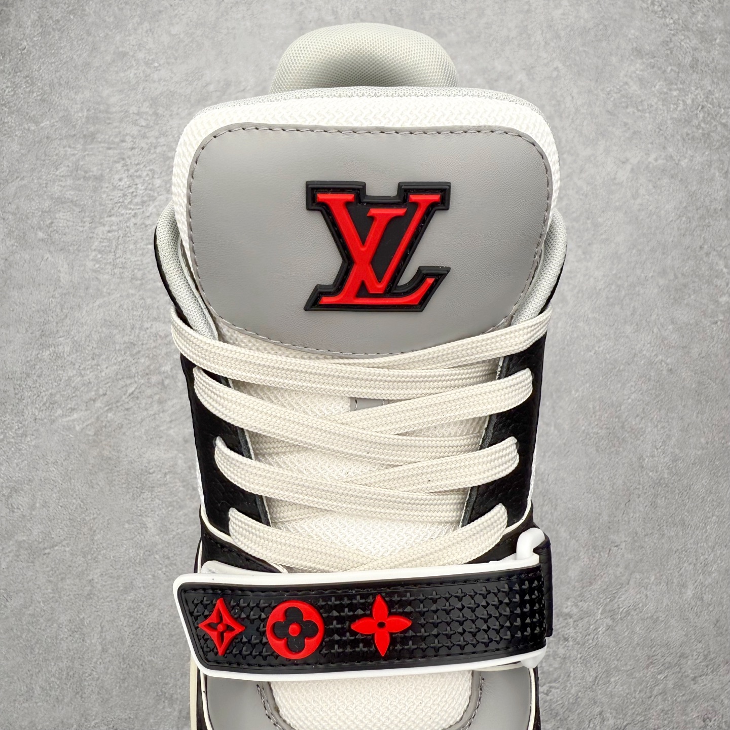 图片[5]-＃FS纯原福利 Louis Vuitton Trainer lv时装走秀运动鞋 实力大厂出品 平台专供 成熟的做工稳定的品控 完美鞋型超高的清洁度 零毛边线头瑕疵 全套原楦原纸版原鞋开模 全网最具灵魂的版型 正确原装黄色鞋盒 正确中底印花 鞋面印花3D高频深度立体 全鞋电脑针车 紧密相连 针距密度一致 环保乳胶注塑鞋垫 厚度脚感还原原版 皮面裁剪部位 统一油边封口工艺 原装橡胶大底含胶量大底组合零偏差 专柜全套包装 防尘袋 说明书 质保卡 男女鞋 尺码对应库存明细‼️-选品中心