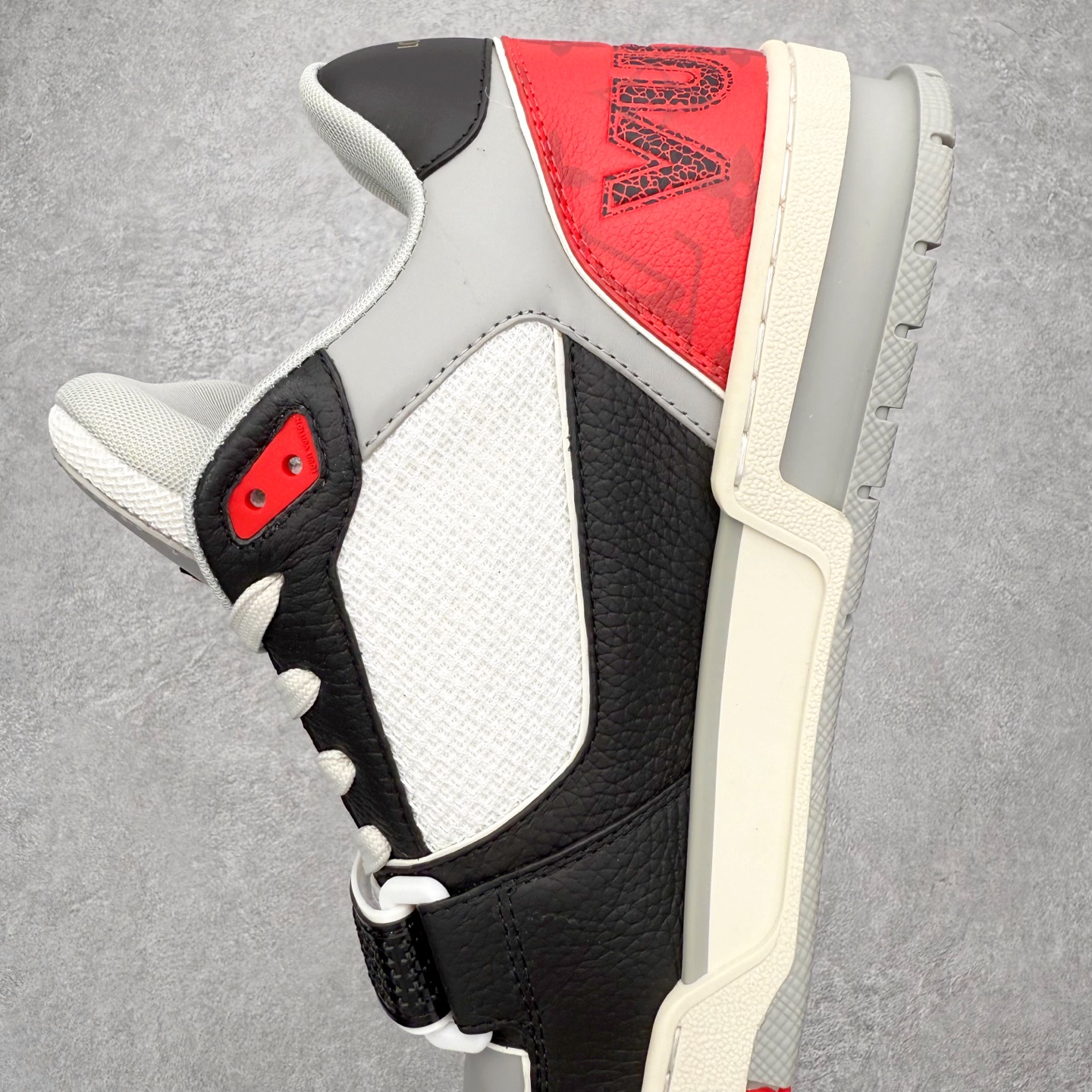 图片[7]-＃FS纯原福利 Louis Vuitton Trainer lv时装走秀运动鞋 实力大厂出品 平台专供 成熟的做工稳定的品控 完美鞋型超高的清洁度 零毛边线头瑕疵 全套原楦原纸版原鞋开模 全网最具灵魂的版型 正确原装黄色鞋盒 正确中底印花 鞋面印花3D高频深度立体 全鞋电脑针车 紧密相连 针距密度一致 环保乳胶注塑鞋垫 厚度脚感还原原版 皮面裁剪部位 统一油边封口工艺 原装橡胶大底含胶量大底组合零偏差 专柜全套包装 防尘袋 说明书 质保卡 男女鞋 尺码对应库存明细‼️-选品中心