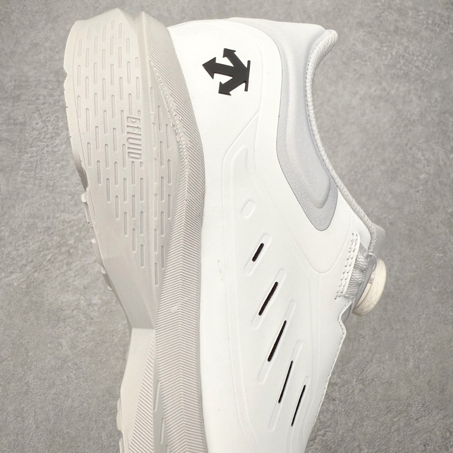 图片[6]-＃HP DESCENTE Enerzite 迪桑特舒适柔软防滑耐磨低帮休闲跑步鞋 DESCENTE（迪桑特）创立于1935年，品牌名取自法语词汇，意为“滑降”。品牌箭头标识代表滑雪的三种技术“高速直线滑行”、“穿越”和“侧滑”，也寓意品牌在打造高端专业运动产品中不断追求完美的创新精神，致力于成为中国高端专业滑雪、综训、女子、铁人三项、高尔夫的第一品牌。尺码：39 40 40.5 41 42 42.5 43 44 44.5 45-选品中心