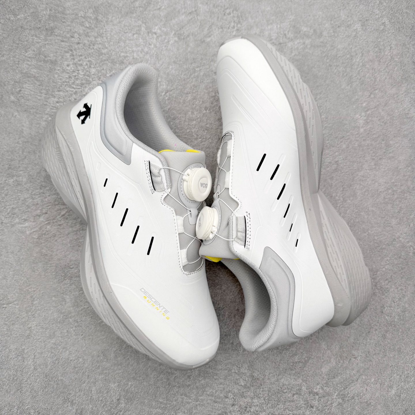 图片[3]-＃HP DESCENTE Enerzite 迪桑特舒适柔软防滑耐磨低帮休闲跑步鞋 DESCENTE（迪桑特）创立于1935年，品牌名取自法语词汇，意为“滑降”。品牌箭头标识代表滑雪的三种技术“高速直线滑行”、“穿越”和“侧滑”，也寓意品牌在打造高端专业运动产品中不断追求完美的创新精神，致力于成为中国高端专业滑雪、综训、女子、铁人三项、高尔夫的第一品牌。尺码：39 40 40.5 41 42 42.5 43 44 44.5 45-选品中心