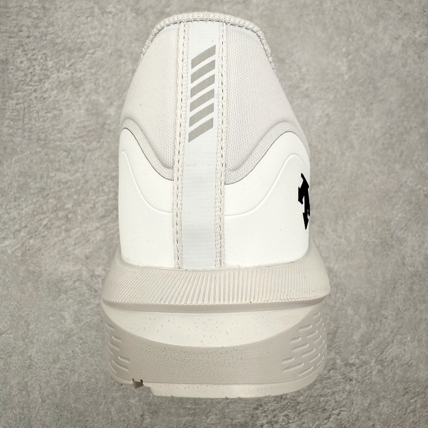 图片[8]-＃HP DESCENTE Enerzite 迪桑特舒适柔软防滑耐磨低帮休闲跑步鞋 DESCENTE（迪桑特）创立于1935年，品牌名取自法语词汇，意为“滑降”。品牌箭头标识代表滑雪的三种技术“高速直线滑行”、“穿越”和“侧滑”，也寓意品牌在打造高端专业运动产品中不断追求完美的创新精神，致力于成为中国高端专业滑雪、综训、女子、铁人三项、高尔夫的第一品牌。尺码：39 40 40.5 41 42 42.5 43 44 44.5 45-选品中心