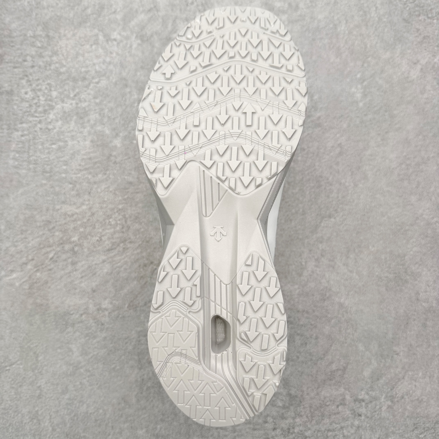 图片[9]-＃HP DESCENTE Enerzite 迪桑特舒适柔软防滑耐磨低帮休闲跑步鞋 DESCENTE（迪桑特）创立于1935年，品牌名取自法语词汇，意为“滑降”。品牌箭头标识代表滑雪的三种技术“高速直线滑行”、“穿越”和“侧滑”，也寓意品牌在打造高端专业运动产品中不断追求完美的创新精神，致力于成为中国高端专业滑雪、综训、女子、铁人三项、高尔夫的第一品牌。尺码：39 40 40.5 41 42 42.5 43 44 44.5 45-选品中心