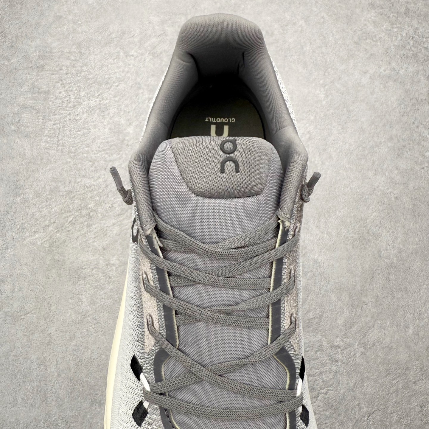 图片[5]-On昂跑 Cloudtilt 圆头系带减震耐磨低帮生活休闲鞋 此运动品牌 开创于2010年 缓震着陆、强效回弹、轻柔质感的设计构思始终是ON研制关键 与此同时基于“为全球提供革新性的跑步感受”信念 陆续推出了多款跑鞋及其以专业运动人体跑步工程学为设计关键的功能性跑步服饰设备 让跑者不费力气地畅快畅跑 尺码：36 36.5 37.5 38 38.5 39 40 40.5 41 42 42.5 43 44 44.5 45-选品中心