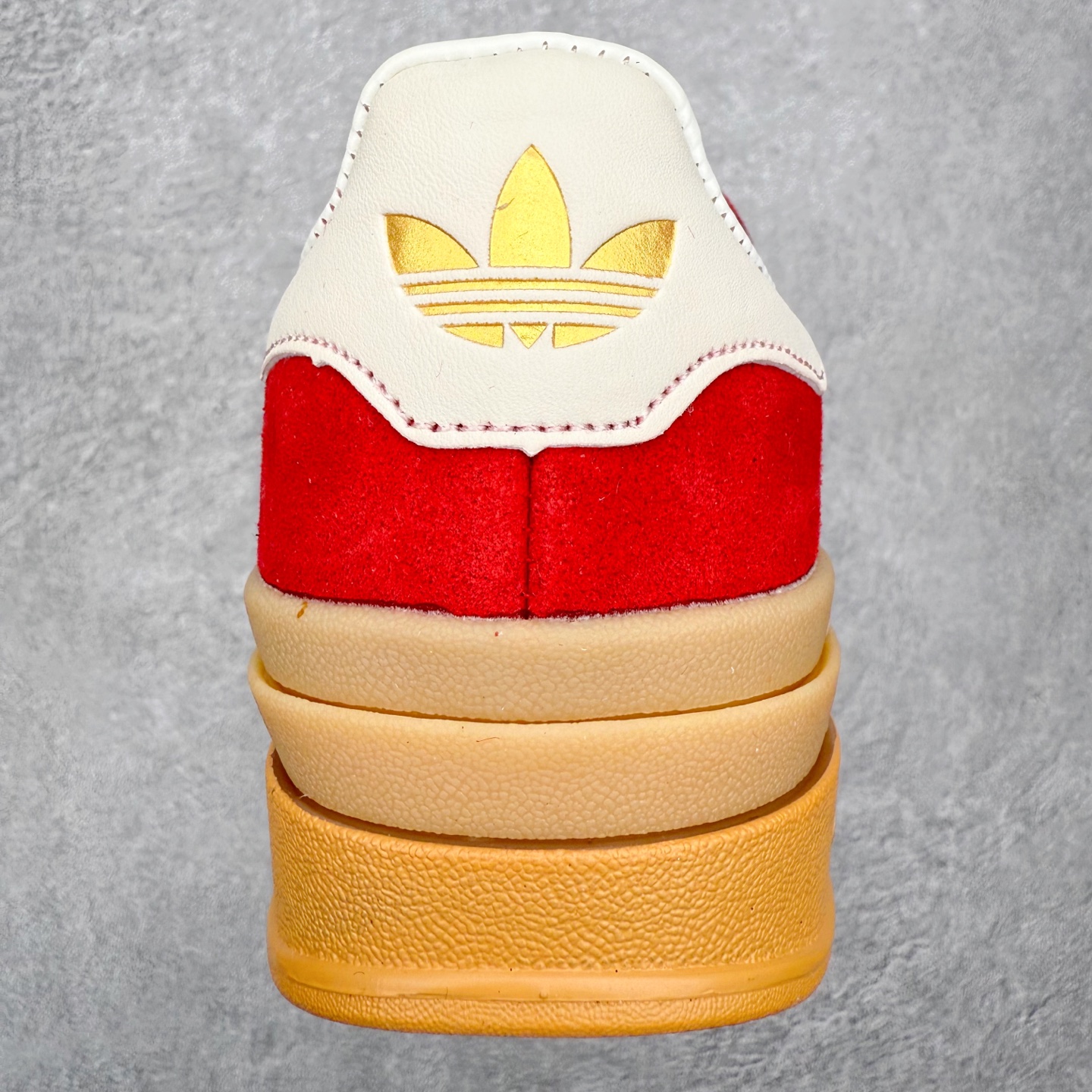 图片[8]-＃纯原福利 AD Originals Gazelle Bold W 羚羊松糕系列复古百搭厚底增高低帮休闲运动板鞋 ID6998 新的一年就要换新的打扮啦！除了设定变美、健身、减肥等目标外，你已经可以利用鞋子来“偷偷改善身材比例”的愿望了！ 因为有一句话。身高不够。鞋子来凑~赶快入手以下各大运动品牌最新推出的“厚底增高运动鞋”吧。 是最好穿最百搭的长腿神器。 重点是……不仅价格不错～鞋子也不错啊！Originals的Gazelle Bold鞋款打造出「超厚底版本」！延续流线鞋型、经典麂皮材质、白色三条线和侧面烫金标志的复古外型，奶油白鞋底高度直接乘3，出门搭上它，保证一路步步高升。尺码：36 36⅔ 37⅓ 38 38⅔ 39⅓ 40-选品中心