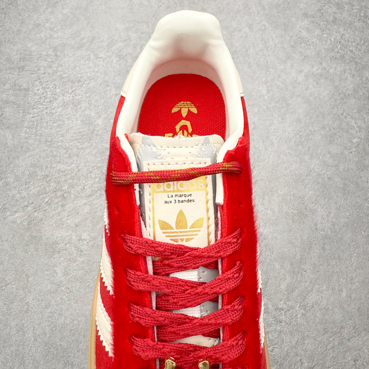 图片[5]-＃纯原福利 AD Originals Gazelle Bold W 羚羊松糕系列复古百搭厚底增高低帮休闲运动板鞋 ID6998 新的一年就要换新的打扮啦！除了设定变美、健身、减肥等目标外，你已经可以利用鞋子来“偷偷改善身材比例”的愿望了！ 因为有一句话。身高不够。鞋子来凑~赶快入手以下各大运动品牌最新推出的“厚底增高运动鞋”吧。 是最好穿最百搭的长腿神器。 重点是……不仅价格不错～鞋子也不错啊！Originals的Gazelle Bold鞋款打造出「超厚底版本」！延续流线鞋型、经典麂皮材质、白色三条线和侧面烫金标志的复古外型，奶油白鞋底高度直接乘3，出门搭上它，保证一路步步高升。尺码：36 36⅔ 37⅓ 38 38⅔ 39⅓ 40-选品中心