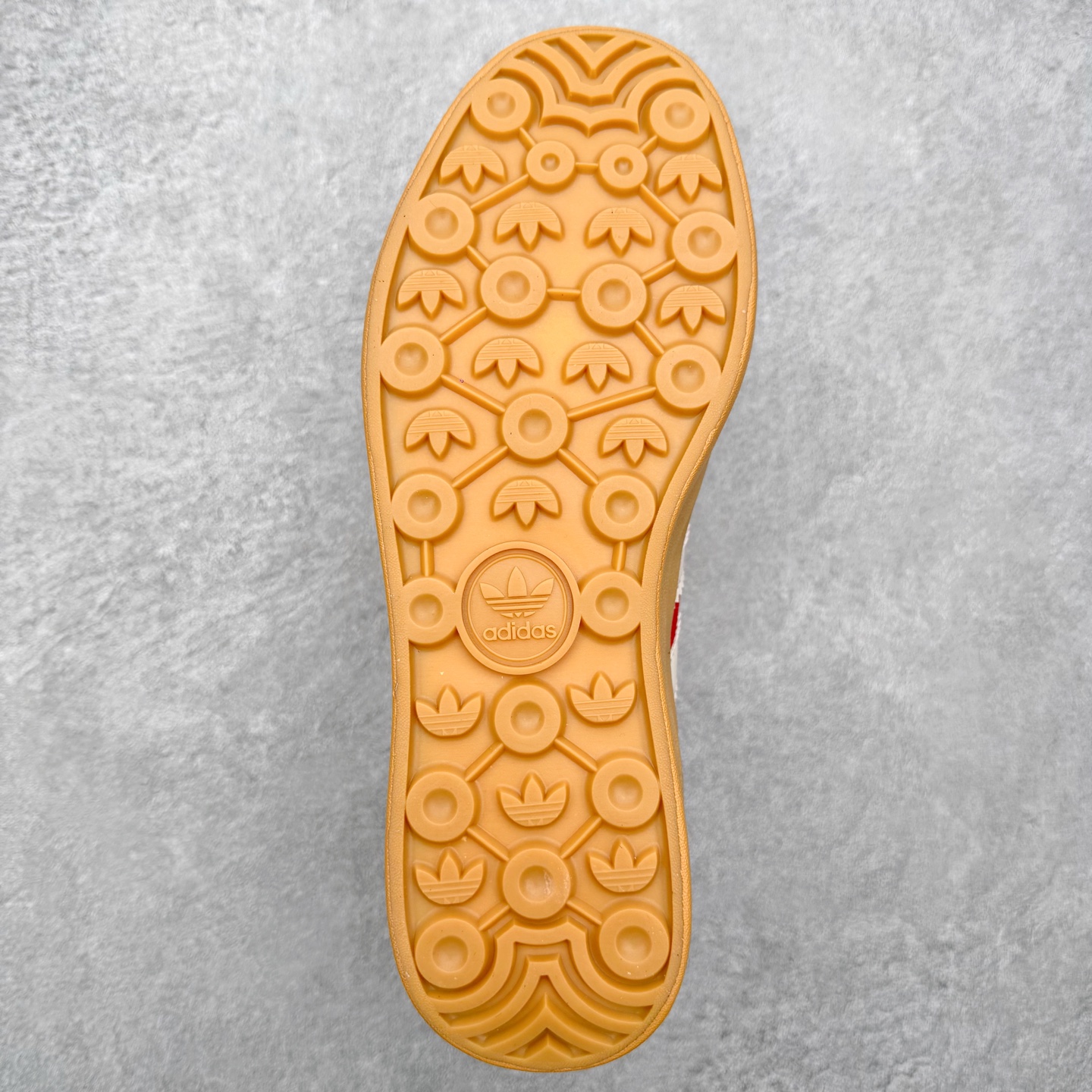 图片[9]-＃纯原福利 AD Originals Gazelle Bold W 羚羊松糕系列复古百搭厚底增高低帮休闲运动板鞋 ID6998 新的一年就要换新的打扮啦！除了设定变美、健身、减肥等目标外，你已经可以利用鞋子来“偷偷改善身材比例”的愿望了！ 因为有一句话。身高不够。鞋子来凑~赶快入手以下各大运动品牌最新推出的“厚底增高运动鞋”吧。 是最好穿最百搭的长腿神器。 重点是……不仅价格不错～鞋子也不错啊！Originals的Gazelle Bold鞋款打造出「超厚底版本」！延续流线鞋型、经典麂皮材质、白色三条线和侧面烫金标志的复古外型，奶油白鞋底高度直接乘3，出门搭上它，保证一路步步高升。尺码：36 36⅔ 37⅓ 38 38⅔ 39⅓ 40-选品中心