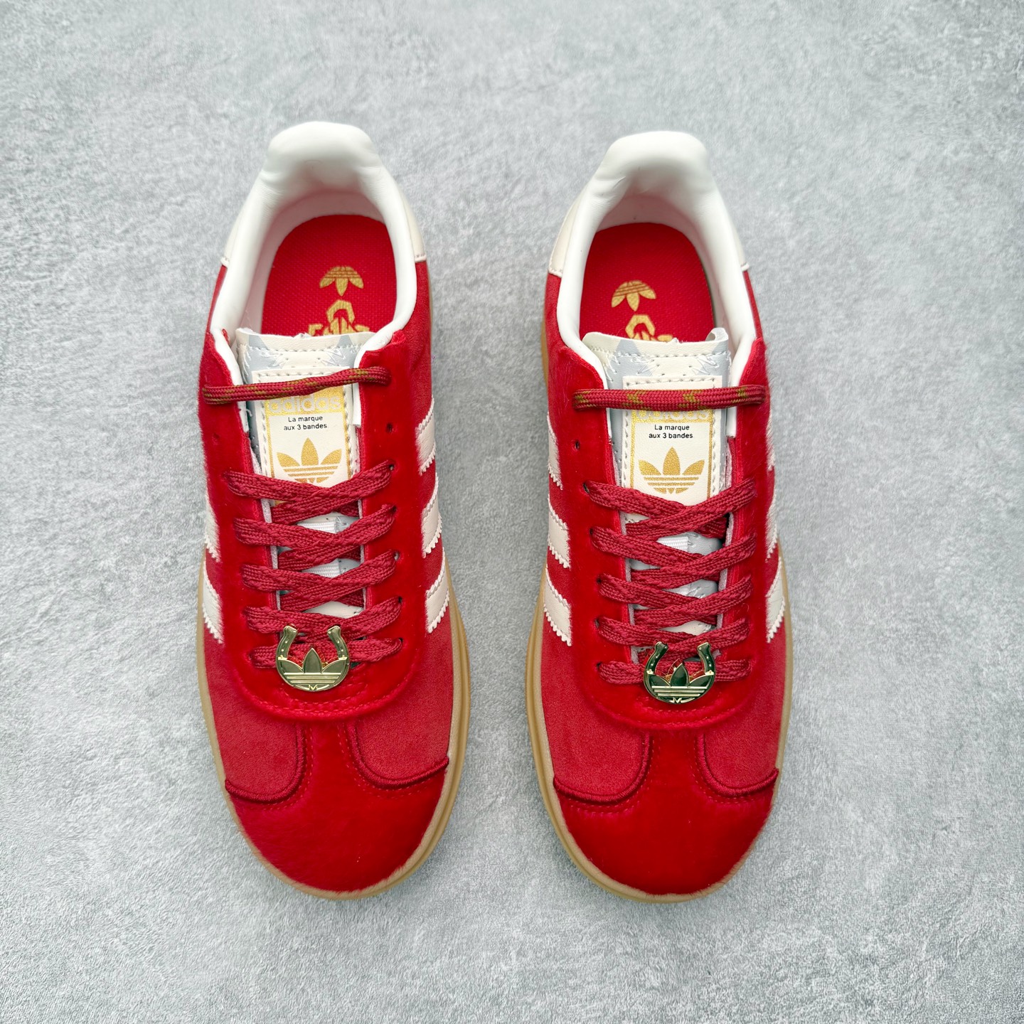 图片[2]-＃纯原福利 AD Originals Gazelle Bold W 羚羊松糕系列复古百搭厚底增高低帮休闲运动板鞋 ID6998 新的一年就要换新的打扮啦！除了设定变美、健身、减肥等目标外，你已经可以利用鞋子来“偷偷改善身材比例”的愿望了！ 因为有一句话。身高不够。鞋子来凑~赶快入手以下各大运动品牌最新推出的“厚底增高运动鞋”吧。 是最好穿最百搭的长腿神器。 重点是……不仅价格不错～鞋子也不错啊！Originals的Gazelle Bold鞋款打造出「超厚底版本」！延续流线鞋型、经典麂皮材质、白色三条线和侧面烫金标志的复古外型，奶油白鞋底高度直接乘3，出门搭上它，保证一路步步高升。尺码：36 36⅔ 37⅓ 38 38⅔ 39⅓ 40-选品中心