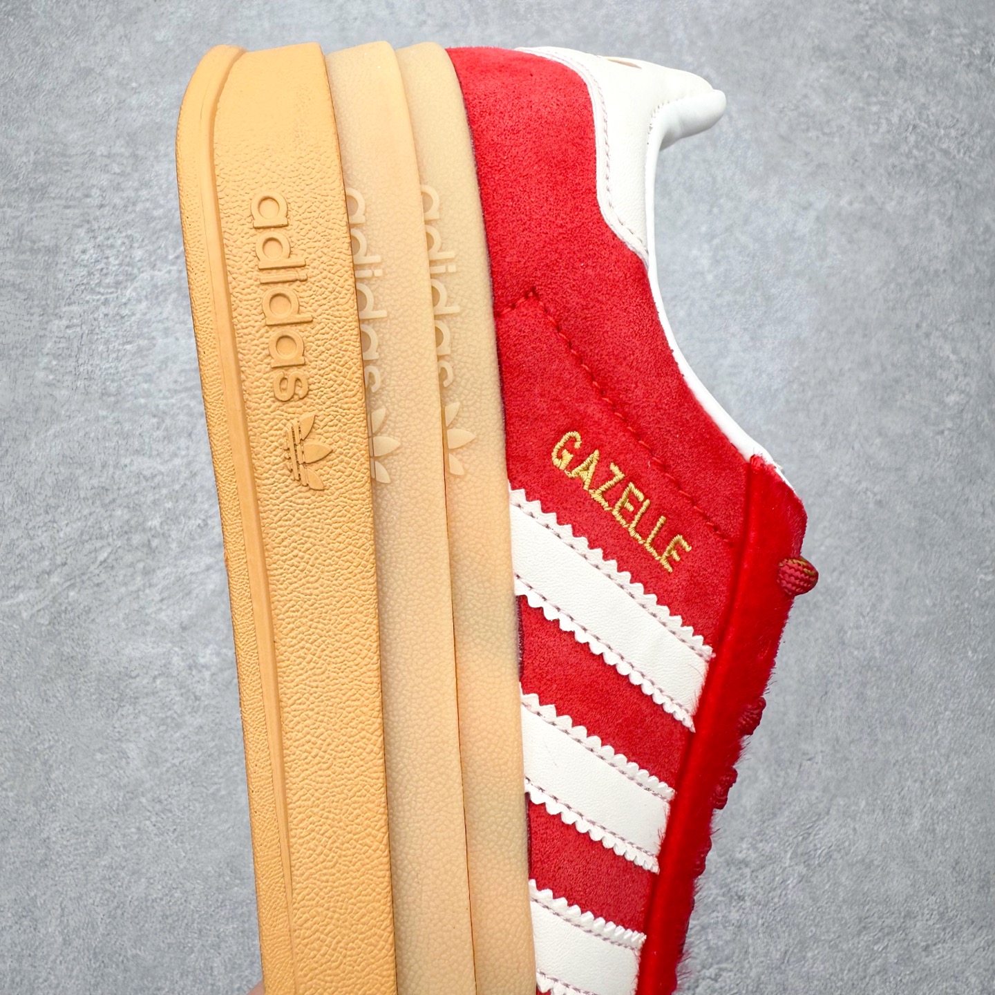 图片[6]-＃纯原福利 AD Originals Gazelle Bold W 羚羊松糕系列复古百搭厚底增高低帮休闲运动板鞋 ID6998 新的一年就要换新的打扮啦！除了设定变美、健身、减肥等目标外，你已经可以利用鞋子来“偷偷改善身材比例”的愿望了！ 因为有一句话。身高不够。鞋子来凑~赶快入手以下各大运动品牌最新推出的“厚底增高运动鞋”吧。 是最好穿最百搭的长腿神器。 重点是……不仅价格不错～鞋子也不错啊！Originals的Gazelle Bold鞋款打造出「超厚底版本」！延续流线鞋型、经典麂皮材质、白色三条线和侧面烫金标志的复古外型，奶油白鞋底高度直接乘3，出门搭上它，保证一路步步高升。尺码：36 36⅔ 37⅓ 38 38⅔ 39⅓ 40-选品中心