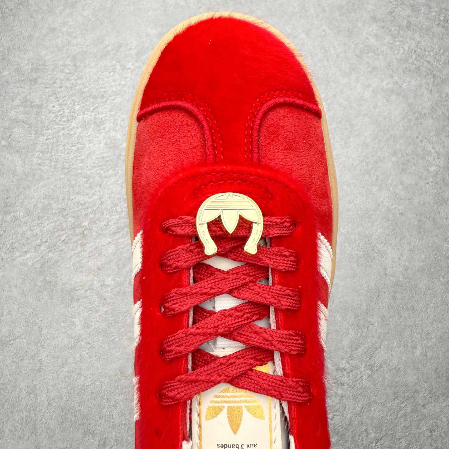 图片[4]-＃纯原福利 AD Originals Gazelle Bold W 羚羊松糕系列复古百搭厚底增高低帮休闲运动板鞋 ID6998 新的一年就要换新的打扮啦！除了设定变美、健身、减肥等目标外，你已经可以利用鞋子来“偷偷改善身材比例”的愿望了！ 因为有一句话。身高不够。鞋子来凑~赶快入手以下各大运动品牌最新推出的“厚底增高运动鞋”吧。 是最好穿最百搭的长腿神器。 重点是……不仅价格不错～鞋子也不错啊！Originals的Gazelle Bold鞋款打造出「超厚底版本」！延续流线鞋型、经典麂皮材质、白色三条线和侧面烫金标志的复古外型，奶油白鞋底高度直接乘3，出门搭上它，保证一路步步高升。尺码：36 36⅔ 37⅓ 38 38⅔ 39⅓ 40-选品中心