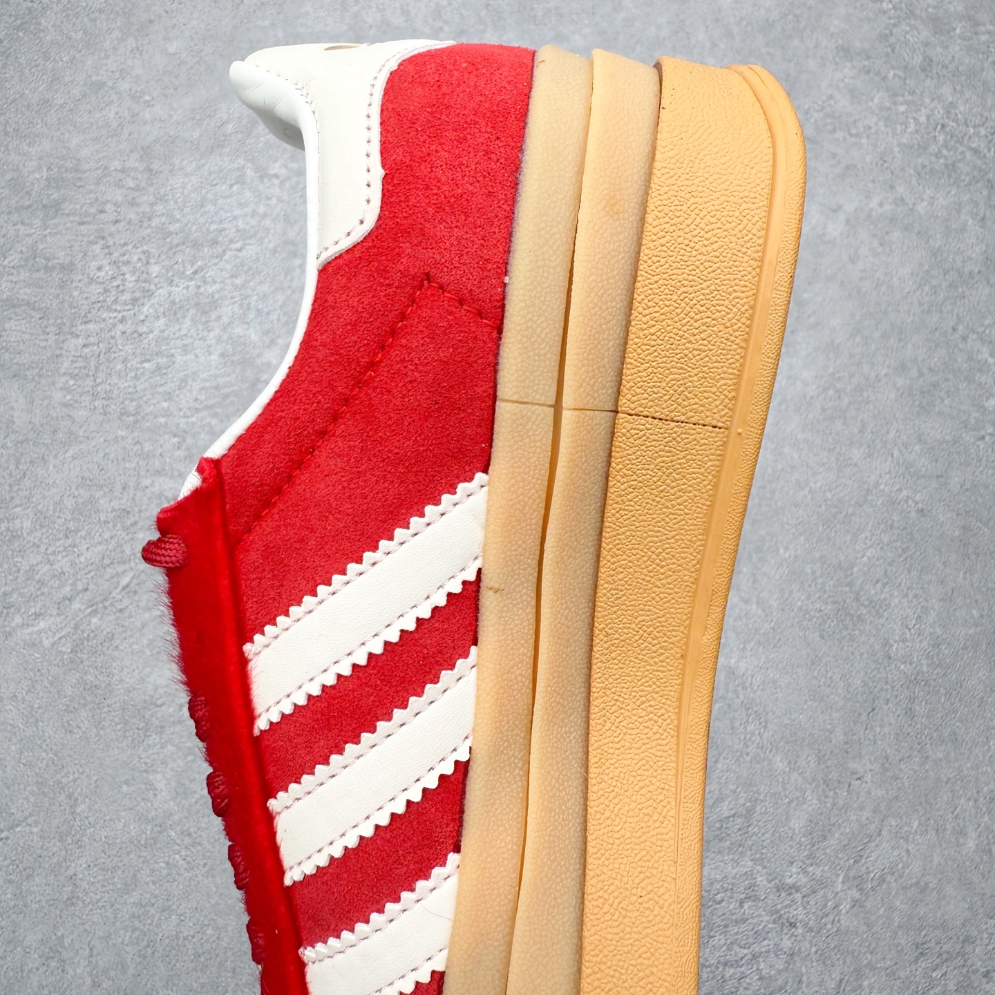 图片[7]-＃纯原福利 AD Originals Gazelle Bold W 羚羊松糕系列复古百搭厚底增高低帮休闲运动板鞋 ID6998 新的一年就要换新的打扮啦！除了设定变美、健身、减肥等目标外，你已经可以利用鞋子来“偷偷改善身材比例”的愿望了！ 因为有一句话。身高不够。鞋子来凑~赶快入手以下各大运动品牌最新推出的“厚底增高运动鞋”吧。 是最好穿最百搭的长腿神器。 重点是……不仅价格不错～鞋子也不错啊！Originals的Gazelle Bold鞋款打造出「超厚底版本」！延续流线鞋型、经典麂皮材质、白色三条线和侧面烫金标志的复古外型，奶油白鞋底高度直接乘3，出门搭上它，保证一路步步高升。尺码：36 36⅔ 37⅓ 38 38⅔ 39⅓ 40-选品中心