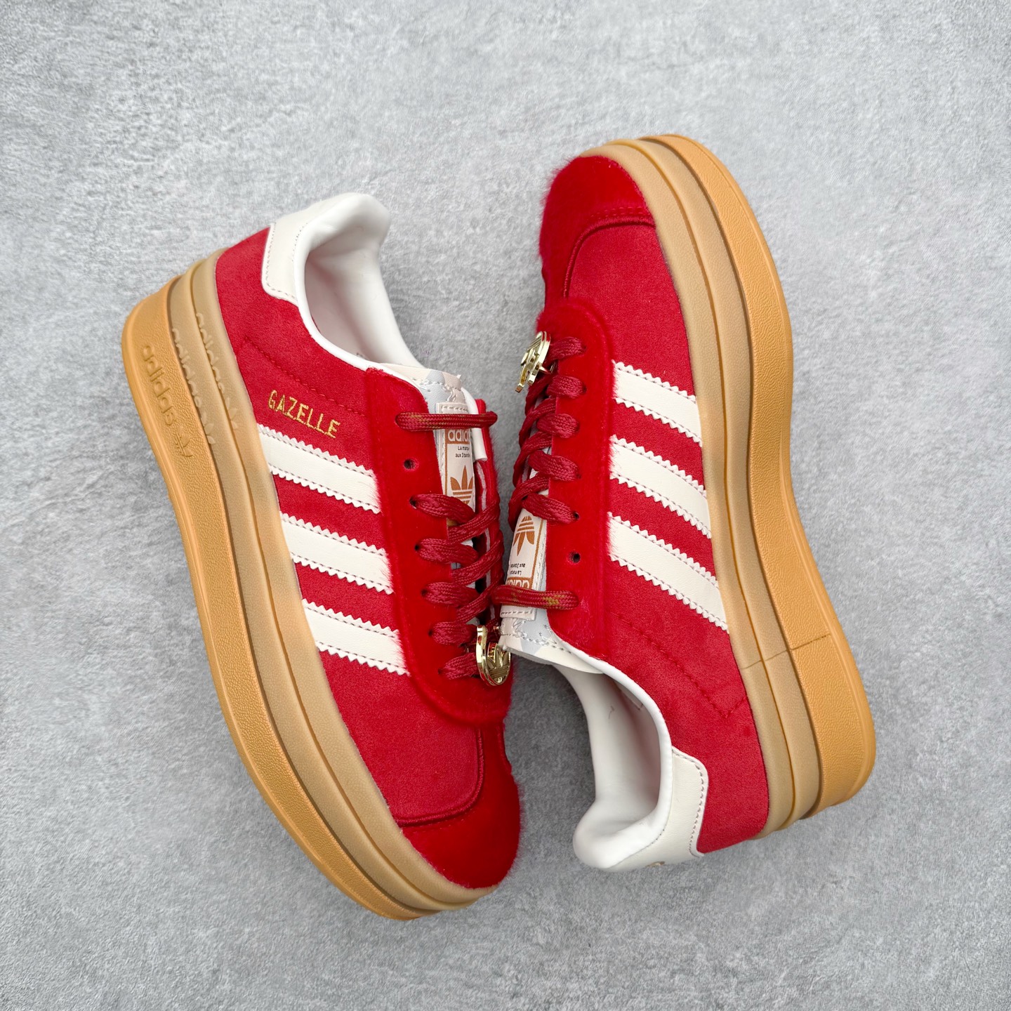 图片[3]-＃纯原福利 AD Originals Gazelle Bold W 羚羊松糕系列复古百搭厚底增高低帮休闲运动板鞋 ID6998 新的一年就要换新的打扮啦！除了设定变美、健身、减肥等目标外，你已经可以利用鞋子来“偷偷改善身材比例”的愿望了！ 因为有一句话。身高不够。鞋子来凑~赶快入手以下各大运动品牌最新推出的“厚底增高运动鞋”吧。 是最好穿最百搭的长腿神器。 重点是……不仅价格不错～鞋子也不错啊！Originals的Gazelle Bold鞋款打造出「超厚底版本」！延续流线鞋型、经典麂皮材质、白色三条线和侧面烫金标志的复古外型，奶油白鞋底高度直接乘3，出门搭上它，保证一路步步高升。尺码：36 36⅔ 37⅓ 38 38⅔ 39⅓ 40-选品中心