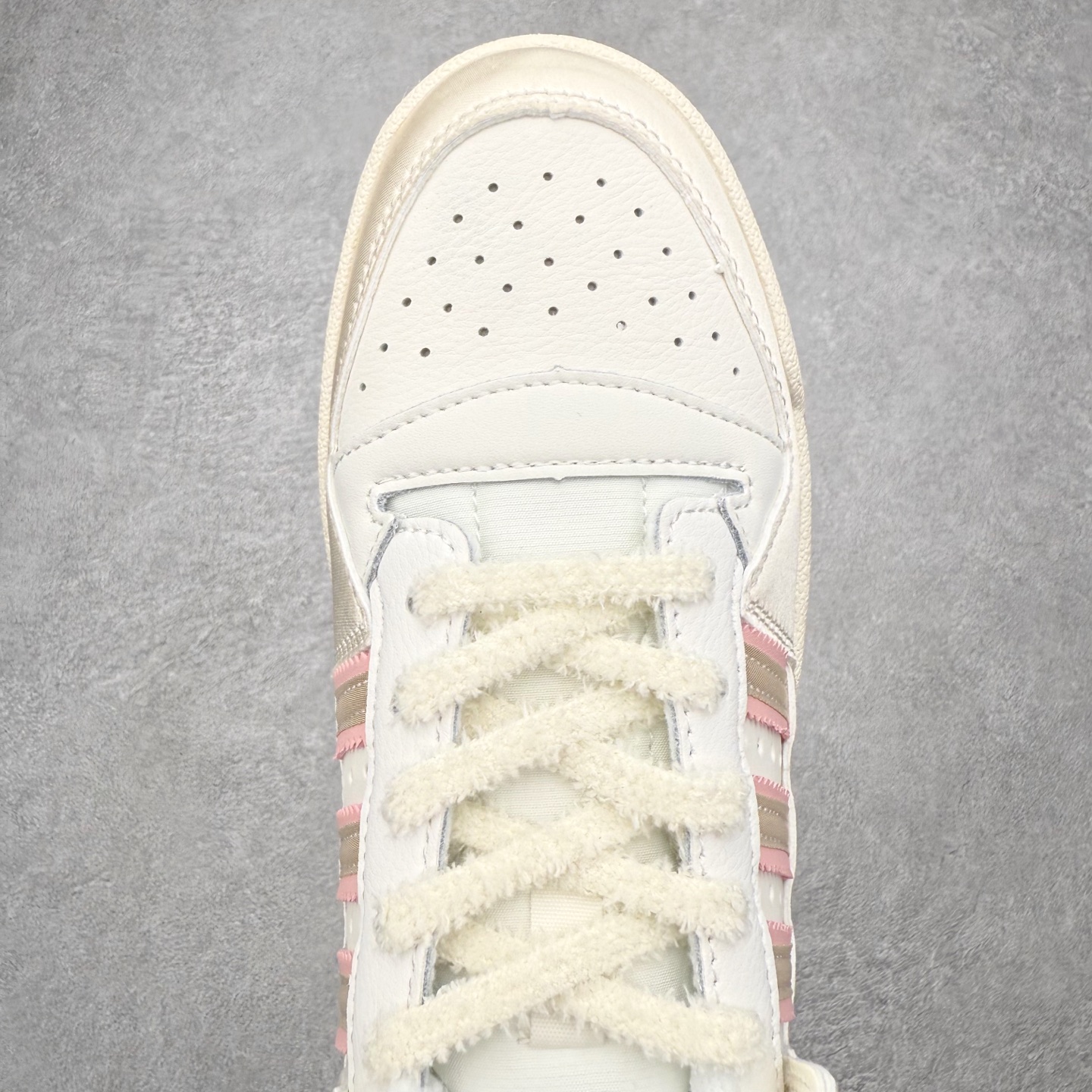 图片[4]-＃福利特价 AD Forum 84 Low OG 低帮百搭潮流休闲运动板鞋 以复古篮球鞋的外形为基础 采用皮革拼接 简约百搭 更加贴合舒适 中底内侧网格造型起到点睛之笔 外底橡胶 更显复古 尺码：36 36.5 37.5 38 38.5 39 40 40.5 41 42 42.5 43 44 44.5 45-选品中心