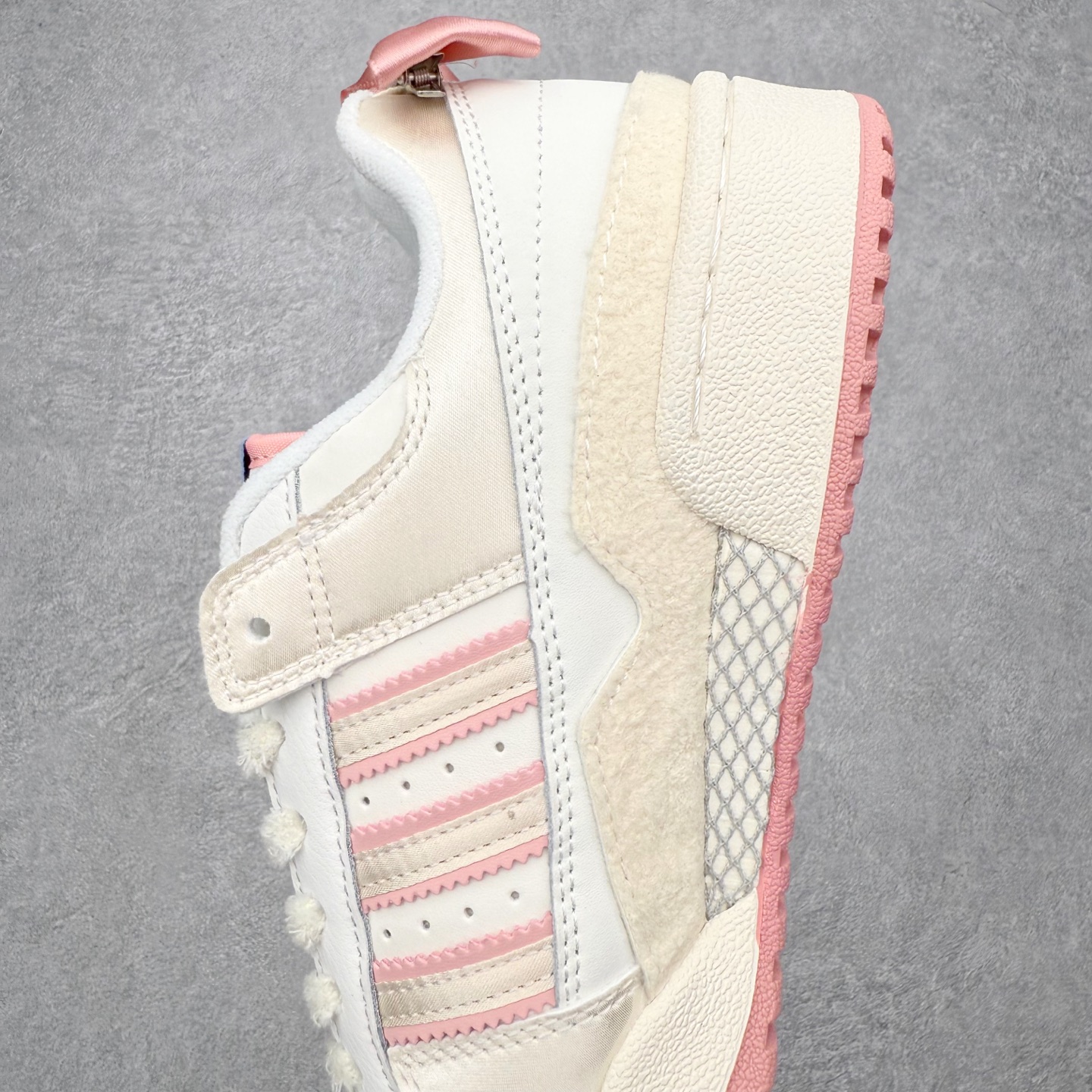 图片[7]-＃福利特价 AD Forum 84 Low OG 低帮百搭潮流休闲运动板鞋 以复古篮球鞋的外形为基础 采用皮革拼接 简约百搭 更加贴合舒适 中底内侧网格造型起到点睛之笔 外底橡胶 更显复古 尺码：36 36.5 37.5 38 38.5 39 40 40.5 41 42 42.5 43 44 44.5 45-选品中心