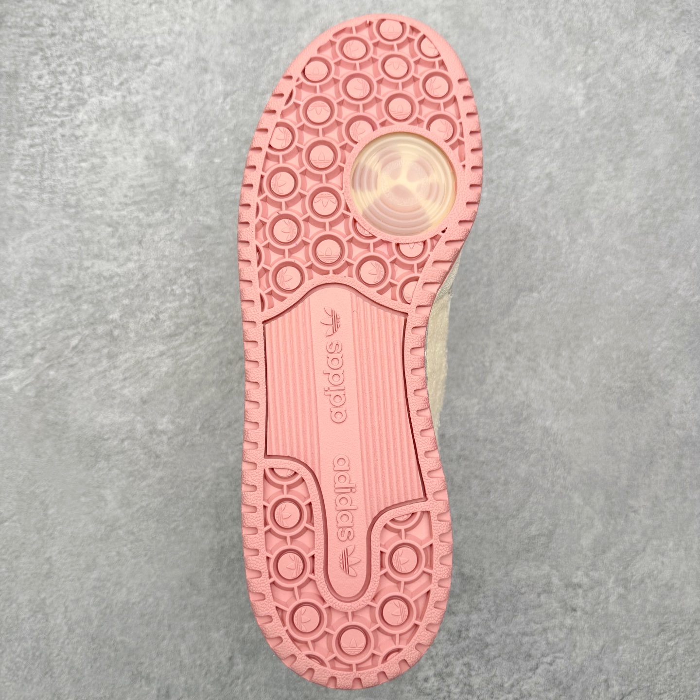 图片[9]-＃福利特价 AD Forum 84 Low OG 低帮百搭潮流休闲运动板鞋 以复古篮球鞋的外形为基础 采用皮革拼接 简约百搭 更加贴合舒适 中底内侧网格造型起到点睛之笔 外底橡胶 更显复古 尺码：36 36.5 37.5 38 38.5 39 40 40.5 41 42 42.5 43 44 44.5 45-选品中心