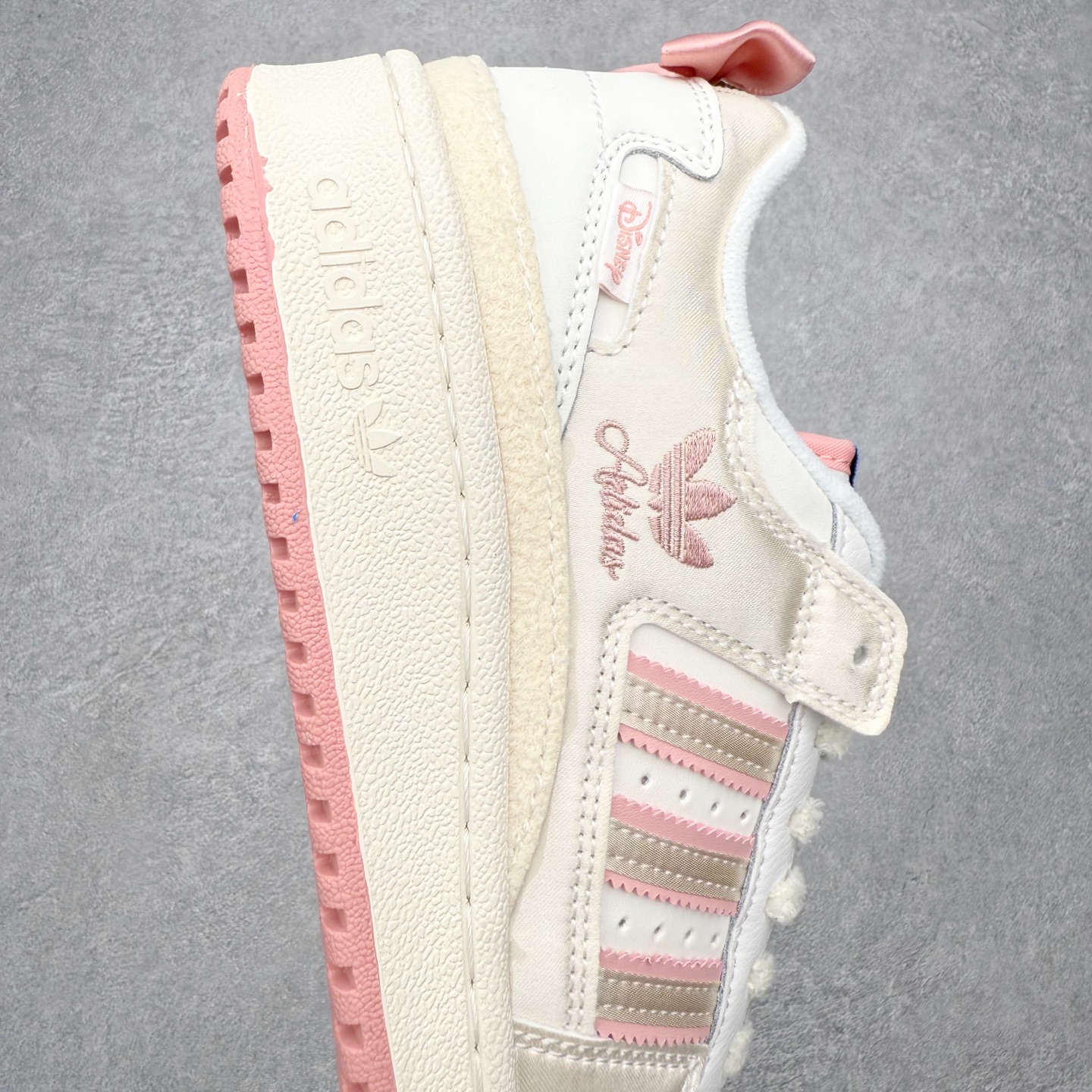 图片[6]-＃福利特价 AD Forum 84 Low OG 低帮百搭潮流休闲运动板鞋 以复古篮球鞋的外形为基础 采用皮革拼接 简约百搭 更加贴合舒适 中底内侧网格造型起到点睛之笔 外底橡胶 更显复古 尺码：36 36.5 37.5 38 38.5 39 40 40.5 41 42 42.5 43 44 44.5 45-选品中心