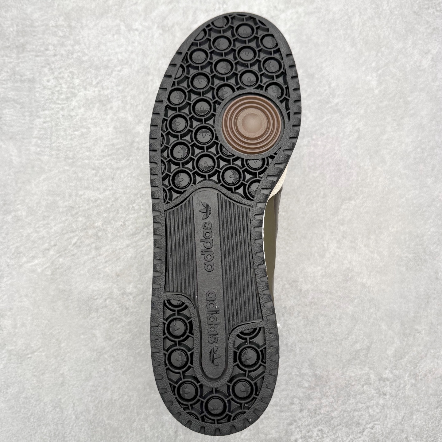 图片[9]-＃福利特价 AD Forum 84 Low OG 低帮百搭潮流休闲运动板鞋 以复古篮球鞋的外形为基础 采用皮革拼接 简约百搭 更加贴合舒适 中底内侧网格造型起到点睛之笔 外底橡胶 更显复古 尺码：36 36.5 37.5 38 38.5 39 40 40.5 41 42 42.5 43 44 44.5 45-选品中心