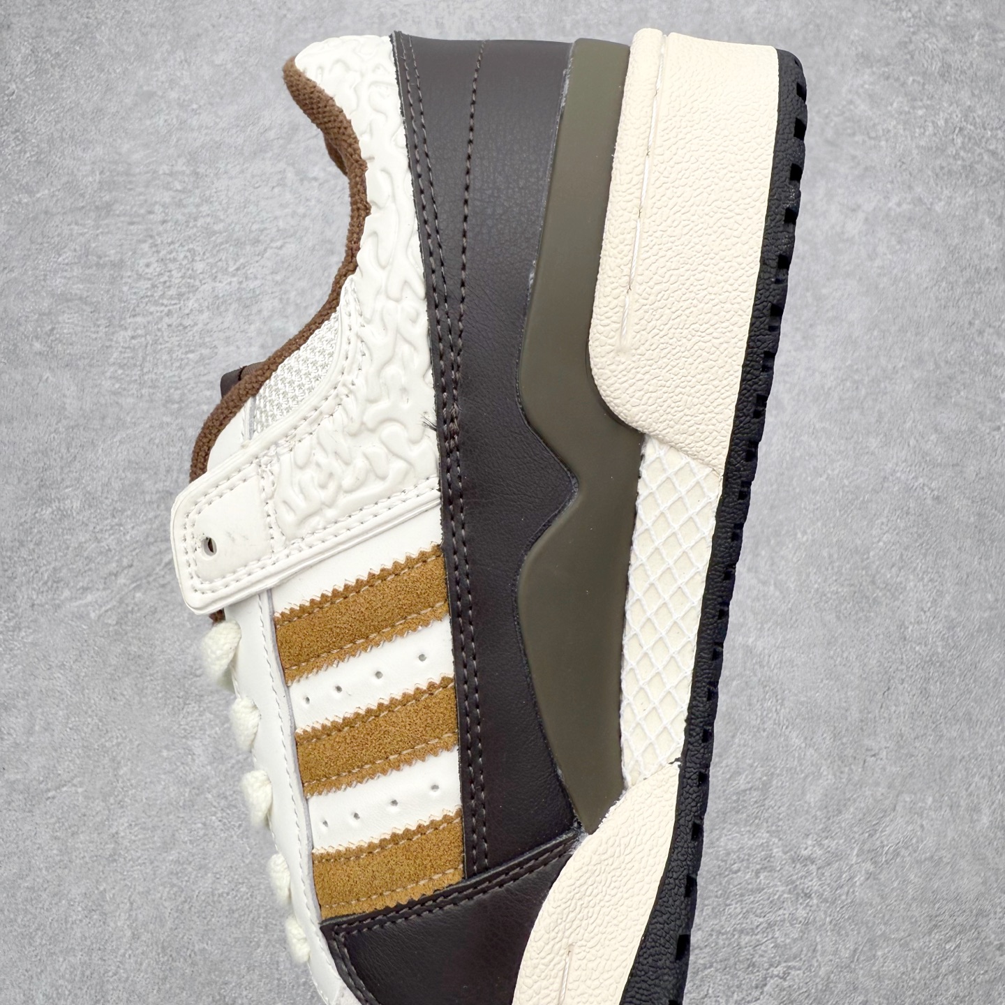 图片[7]-＃福利特价 AD Forum 84 Low OG 低帮百搭潮流休闲运动板鞋 以复古篮球鞋的外形为基础 采用皮革拼接 简约百搭 更加贴合舒适 中底内侧网格造型起到点睛之笔 外底橡胶 更显复古 尺码：36 36.5 37.5 38 38.5 39 40 40.5 41 42 42.5 43 44 44.5 45-选品中心