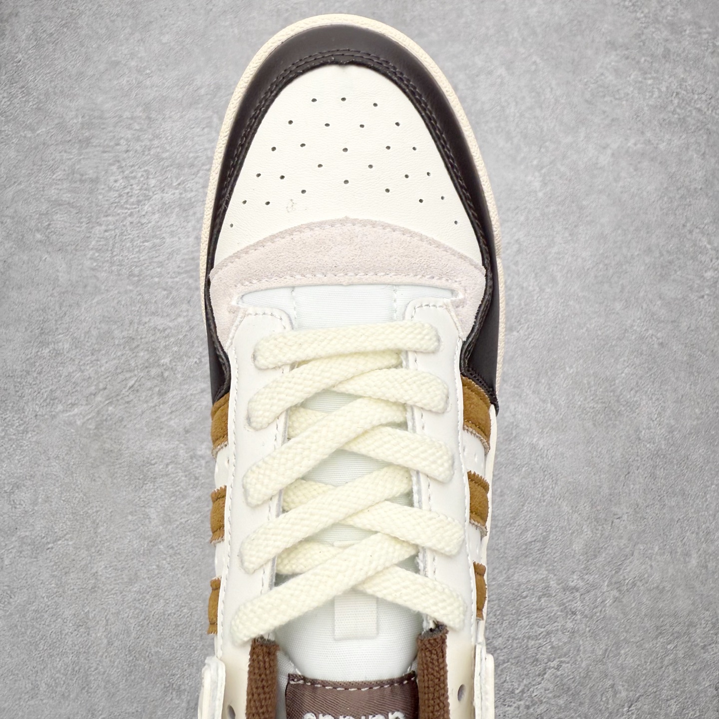 图片[4]-＃福利特价 AD Forum 84 Low OG 低帮百搭潮流休闲运动板鞋 以复古篮球鞋的外形为基础 采用皮革拼接 简约百搭 更加贴合舒适 中底内侧网格造型起到点睛之笔 外底橡胶 更显复古 尺码：36 36.5 37.5 38 38.5 39 40 40.5 41 42 42.5 43 44 44.5 45-选品中心