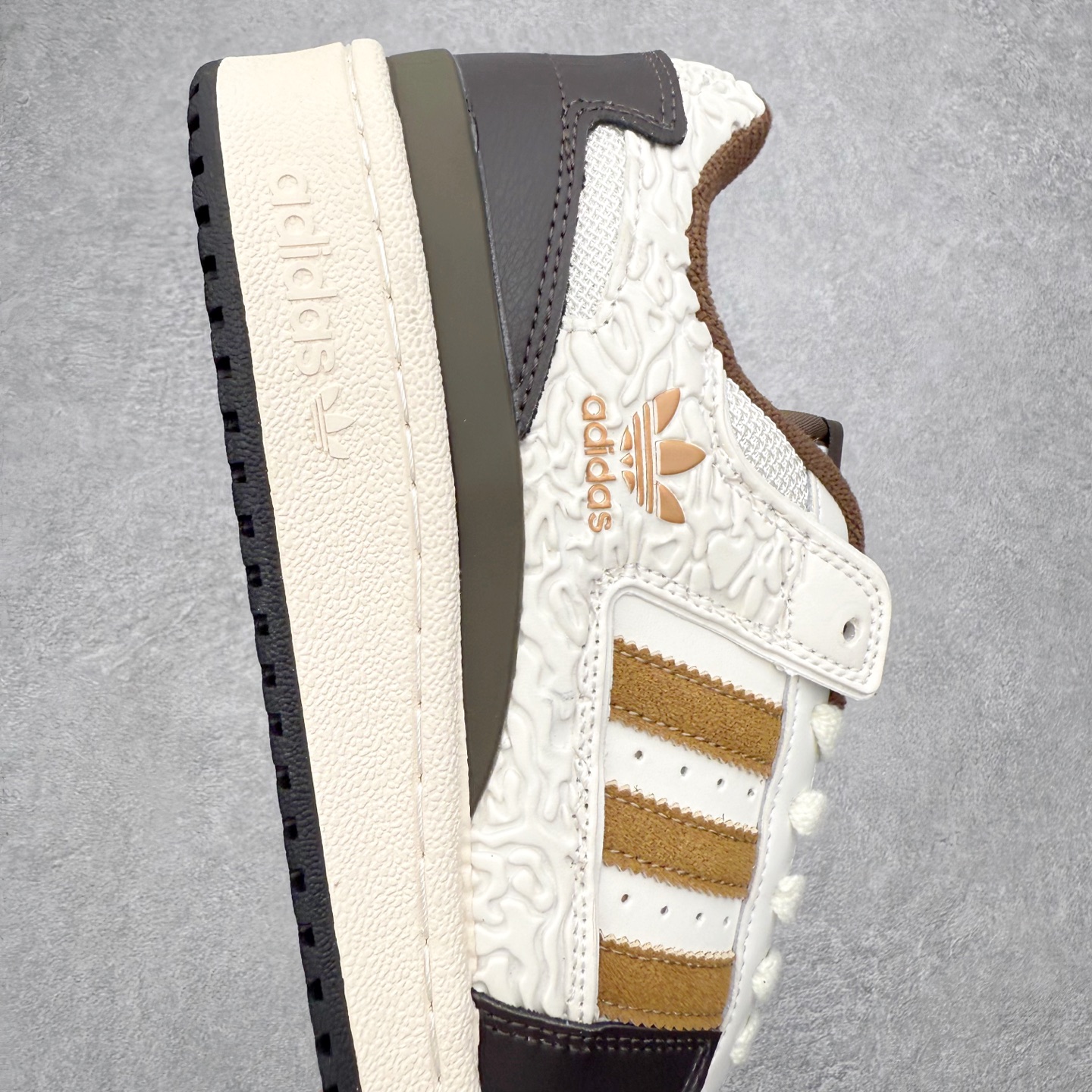 图片[6]-＃福利特价 AD Forum 84 Low OG 低帮百搭潮流休闲运动板鞋 以复古篮球鞋的外形为基础 采用皮革拼接 简约百搭 更加贴合舒适 中底内侧网格造型起到点睛之笔 外底橡胶 更显复古 尺码：36 36.5 37.5 38 38.5 39 40 40.5 41 42 42.5 43 44 44.5 45-选品中心