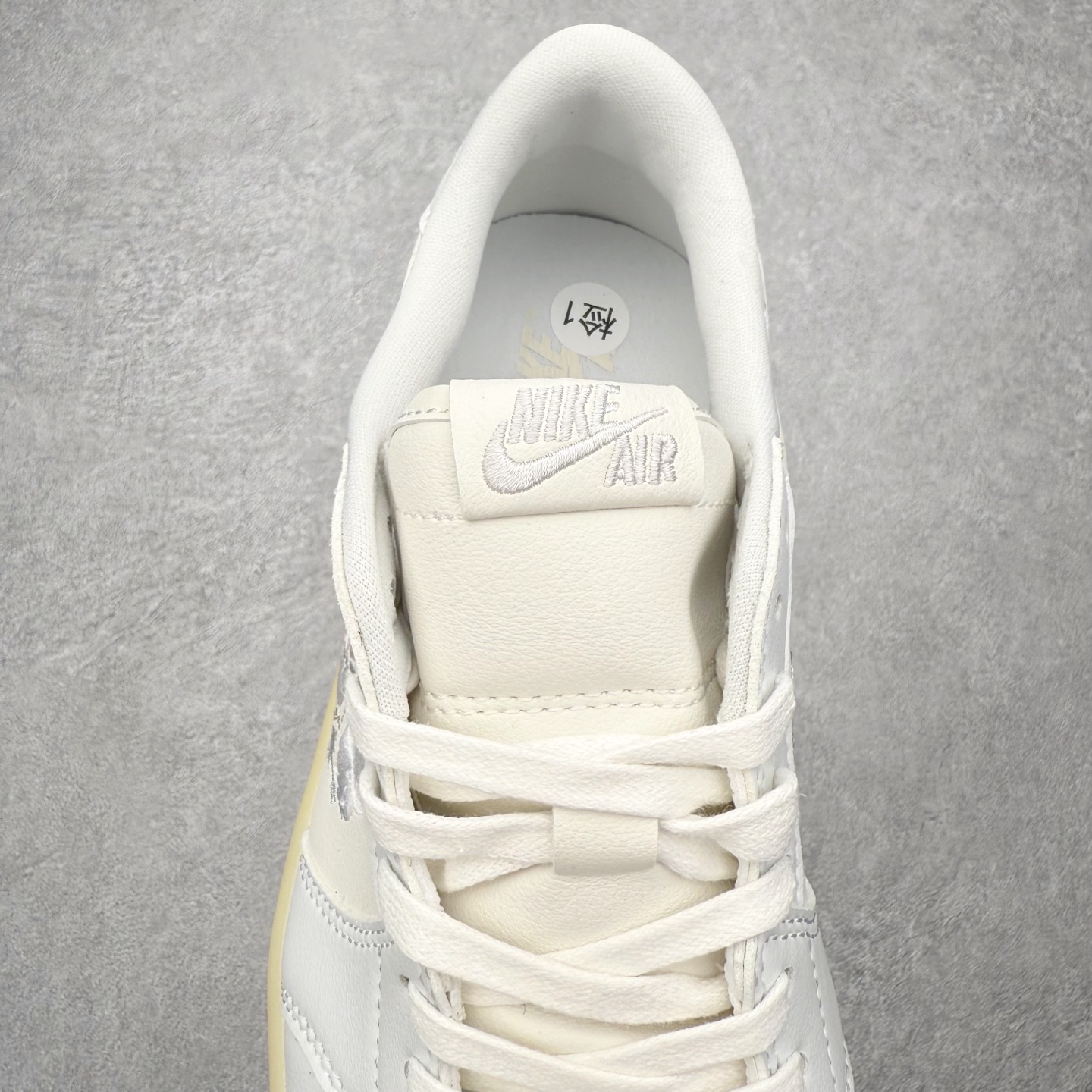 图片[5]-Air Jordan AJ1 Low 低帮 IF4391-100 全新流水线出品 DT版本唯一平替选择 市场第二梯队最强版 全部原鞋开发 原楦原纸板开发 全鞋电脑针车 原厂内置全掌气垫 原盒内在原标 唯一Zp原版鞋带绑法 免检产品 全新2022版型 全头层皮料 完美零毛边处理 原厂配置全掌气垫 价格定位良心 几十个配色陆续出货 实拍调校N版已经零色差零失真 百分百还原实物色彩所见即所得 不存在货不对板色差等低级问题 选购参考实物拍摄 不混卖不参货 只用心做好货严格选品 承诺混一赔十 尺码：36 36.5 37.5 38 38.5 39 40 40.5 41 42 42.5 43 44 44.5 45-选品中心