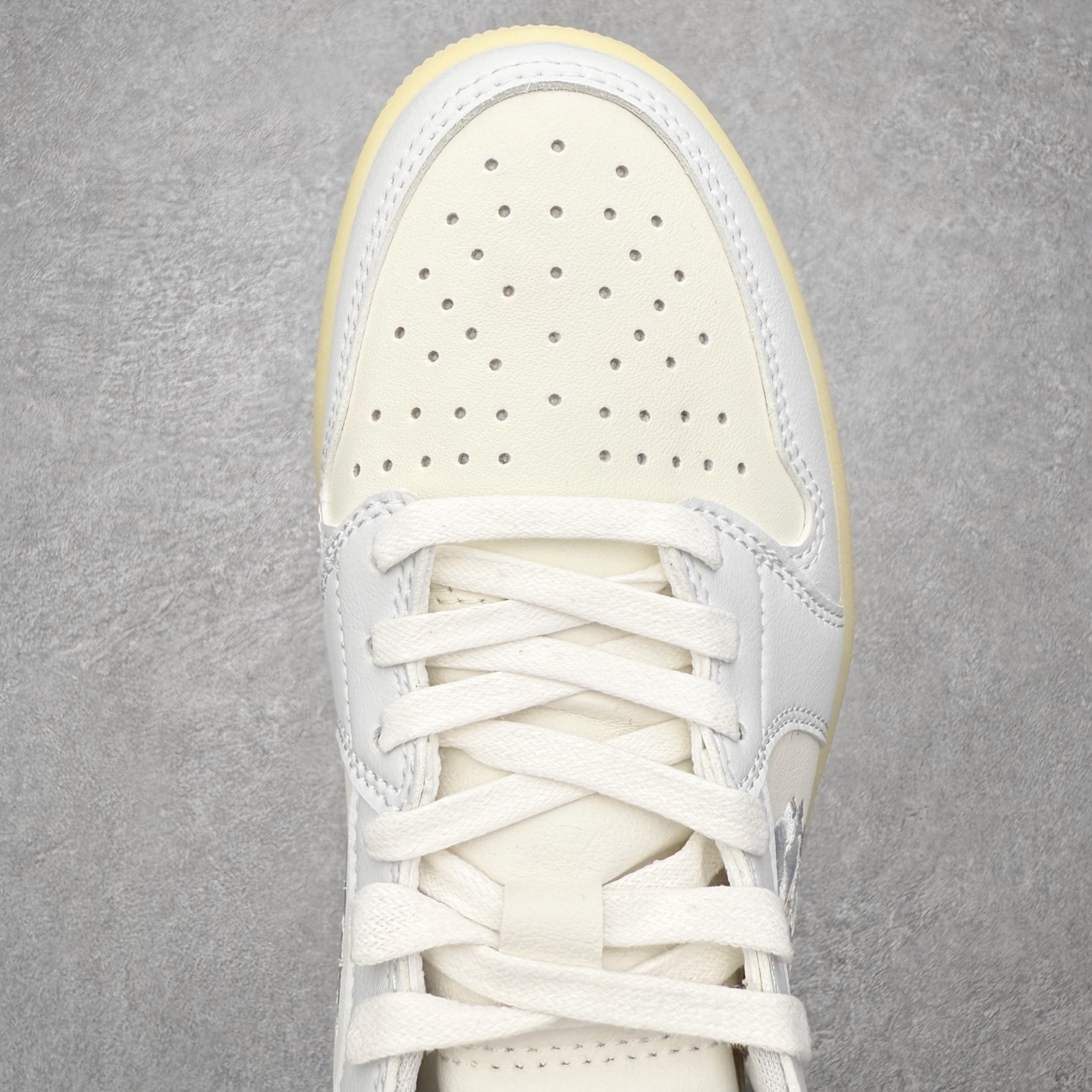 图片[4]-Air Jordan AJ1 Low 低帮 IF4391-100 全新流水线出品 DT版本唯一平替选择 市场第二梯队最强版 全部原鞋开发 原楦原纸板开发 全鞋电脑针车 原厂内置全掌气垫 原盒内在原标 唯一Zp原版鞋带绑法 免检产品 全新2022版型 全头层皮料 完美零毛边处理 原厂配置全掌气垫 价格定位良心 几十个配色陆续出货 实拍调校N版已经零色差零失真 百分百还原实物色彩所见即所得 不存在货不对板色差等低级问题 选购参考实物拍摄 不混卖不参货 只用心做好货严格选品 承诺混一赔十 尺码：36 36.5 37.5 38 38.5 39 40 40.5 41 42 42.5 43 44 44.5 45-选品中心