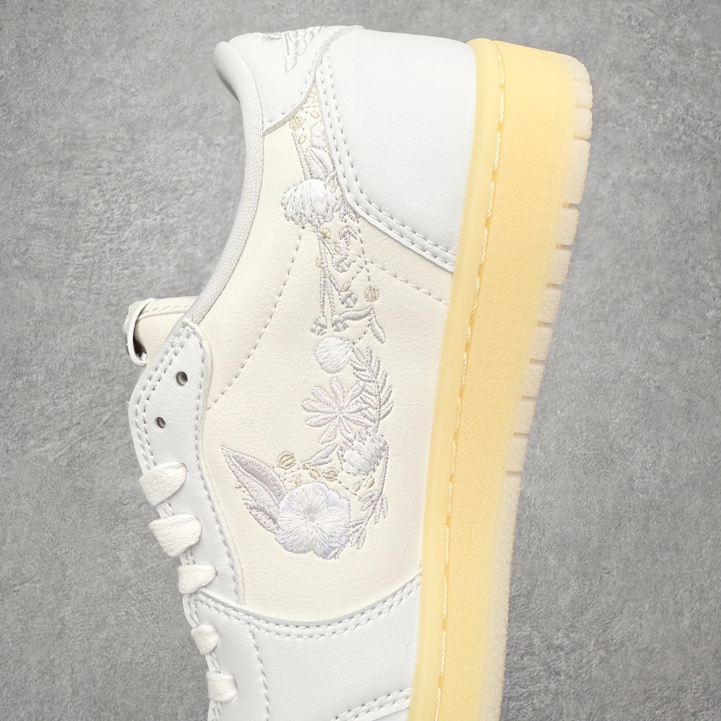 图片[7]-Air Jordan AJ1 Low 低帮 IF4391-100 全新流水线出品 DT版本唯一平替选择 市场第二梯队最强版 全部原鞋开发 原楦原纸板开发 全鞋电脑针车 原厂内置全掌气垫 原盒内在原标 唯一Zp原版鞋带绑法 免检产品 全新2022版型 全头层皮料 完美零毛边处理 原厂配置全掌气垫 价格定位良心 几十个配色陆续出货 实拍调校N版已经零色差零失真 百分百还原实物色彩所见即所得 不存在货不对板色差等低级问题 选购参考实物拍摄 不混卖不参货 只用心做好货严格选品 承诺混一赔十 尺码：36 36.5 37.5 38 38.5 39 40 40.5 41 42 42.5 43 44 44.5 45-选品中心