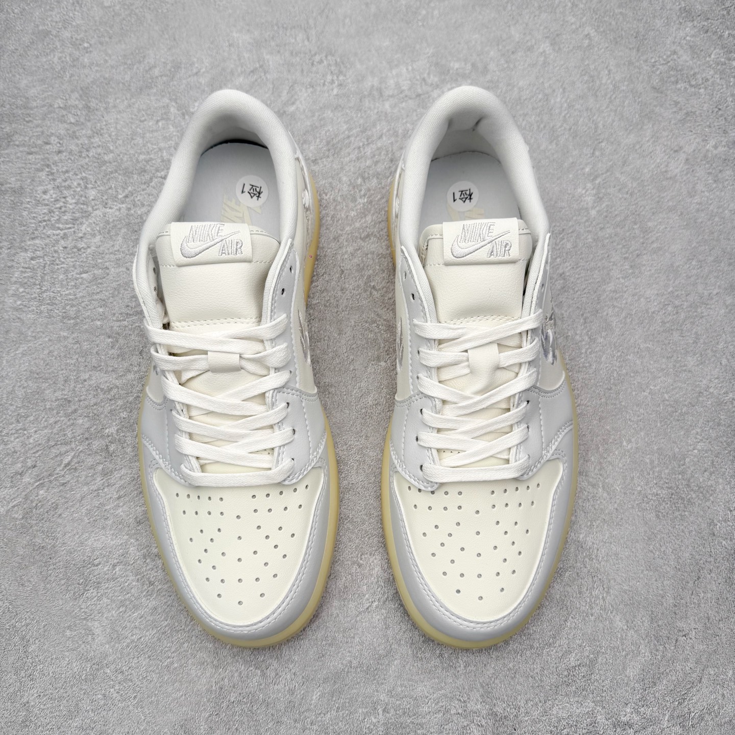 图片[2]-Air Jordan AJ1 Low 低帮 IF4391-100 全新流水线出品 DT版本唯一平替选择 市场第二梯队最强版 全部原鞋开发 原楦原纸板开发 全鞋电脑针车 原厂内置全掌气垫 原盒内在原标 唯一Zp原版鞋带绑法 免检产品 全新2022版型 全头层皮料 完美零毛边处理 原厂配置全掌气垫 价格定位良心 几十个配色陆续出货 实拍调校N版已经零色差零失真 百分百还原实物色彩所见即所得 不存在货不对板色差等低级问题 选购参考实物拍摄 不混卖不参货 只用心做好货严格选品 承诺混一赔十 尺码：36 36.5 37.5 38 38.5 39 40 40.5 41 42 42.5 43 44 44.5 45-选品中心