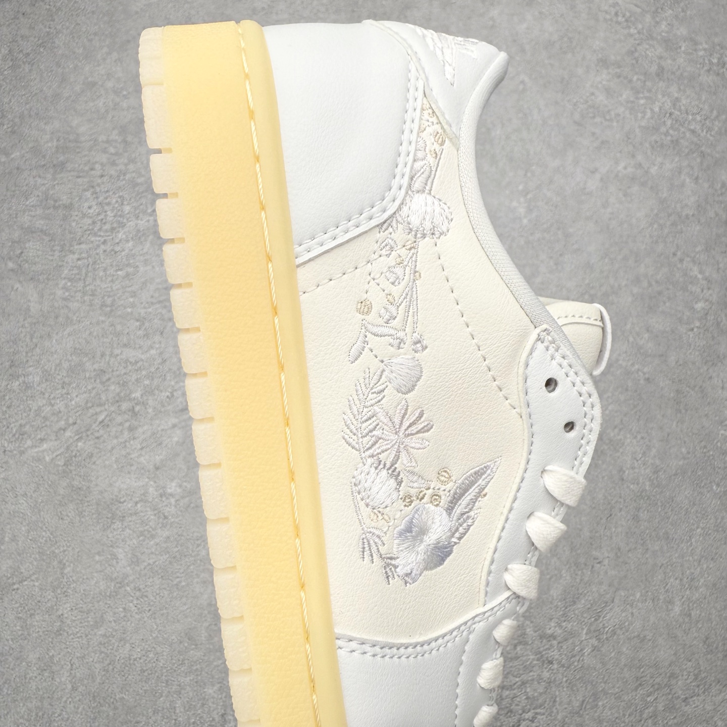 图片[6]-Air Jordan AJ1 Low 低帮 IF4391-100 全新流水线出品 DT版本唯一平替选择 市场第二梯队最强版 全部原鞋开发 原楦原纸板开发 全鞋电脑针车 原厂内置全掌气垫 原盒内在原标 唯一Zp原版鞋带绑法 免检产品 全新2022版型 全头层皮料 完美零毛边处理 原厂配置全掌气垫 价格定位良心 几十个配色陆续出货 实拍调校N版已经零色差零失真 百分百还原实物色彩所见即所得 不存在货不对板色差等低级问题 选购参考实物拍摄 不混卖不参货 只用心做好货严格选品 承诺混一赔十 尺码：36 36.5 37.5 38 38.5 39 40 40.5 41 42 42.5 43 44 44.5 45-选品中心