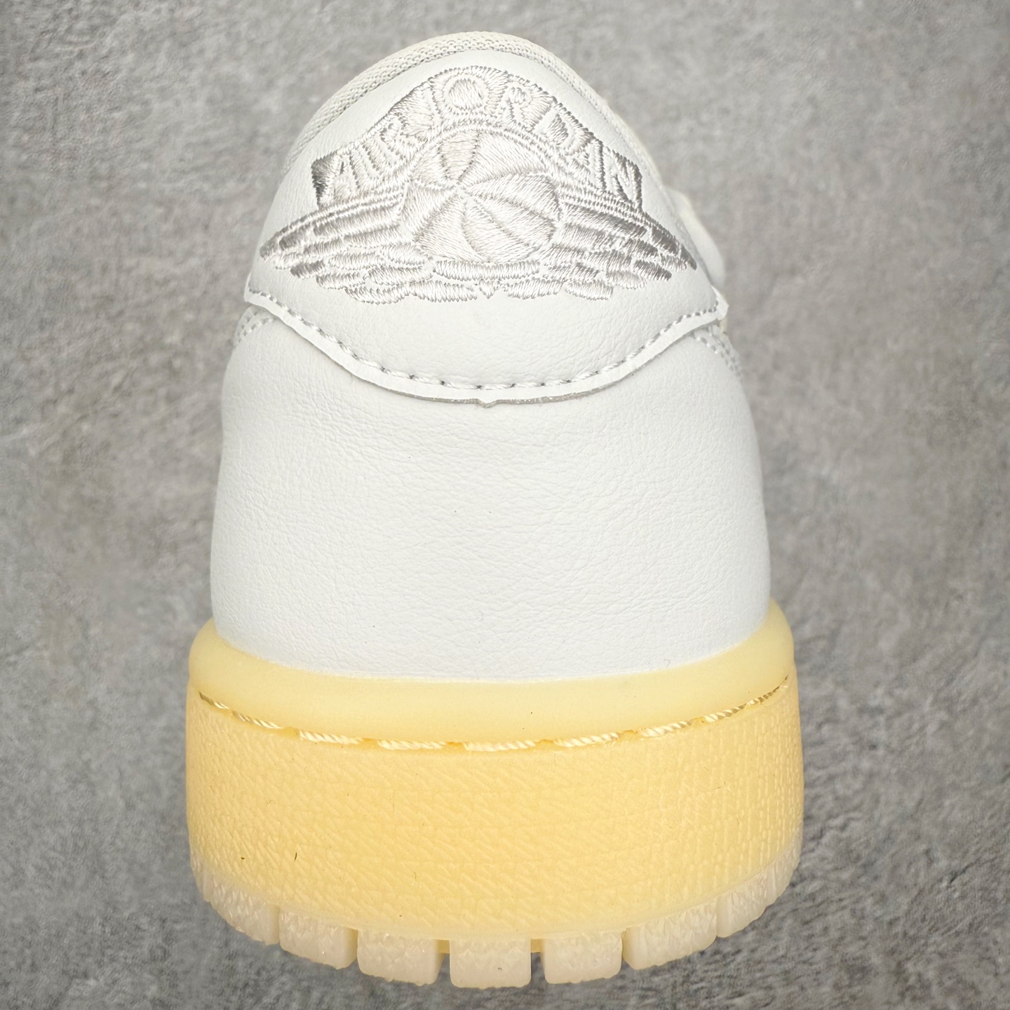 图片[8]-Air Jordan AJ1 Low 低帮 IF4391-100 全新流水线出品 DT版本唯一平替选择 市场第二梯队最强版 全部原鞋开发 原楦原纸板开发 全鞋电脑针车 原厂内置全掌气垫 原盒内在原标 唯一Zp原版鞋带绑法 免检产品 全新2022版型 全头层皮料 完美零毛边处理 原厂配置全掌气垫 价格定位良心 几十个配色陆续出货 实拍调校N版已经零色差零失真 百分百还原实物色彩所见即所得 不存在货不对板色差等低级问题 选购参考实物拍摄 不混卖不参货 只用心做好货严格选品 承诺混一赔十 尺码：36 36.5 37.5 38 38.5 39 40 40.5 41 42 42.5 43 44 44.5 45-选品中心