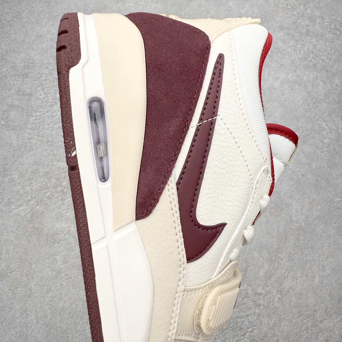 图片[6]-Air Jordan Legacy AJ312 低帮 IB4712-161 鞋身采用了皮革材质打造 横跨鞋面的魔术贴十分吸睛 侧面的Swoosh Logo的一部分被鞋面遮挡了一部分 颇具玩味 魔术贴上标有NK标识 而鞋舌上是Jordan的经典飞翼Logo 后跟和鞋底均采用了Air Jordan 3 的设计 后跟上同样也使用了经典的爆裂纹图案 尺码：36 36.5 37.5 38 38.5 39 40 40.5 41 42 42.5 43 44 44.5 45 46 47.5-选品中心