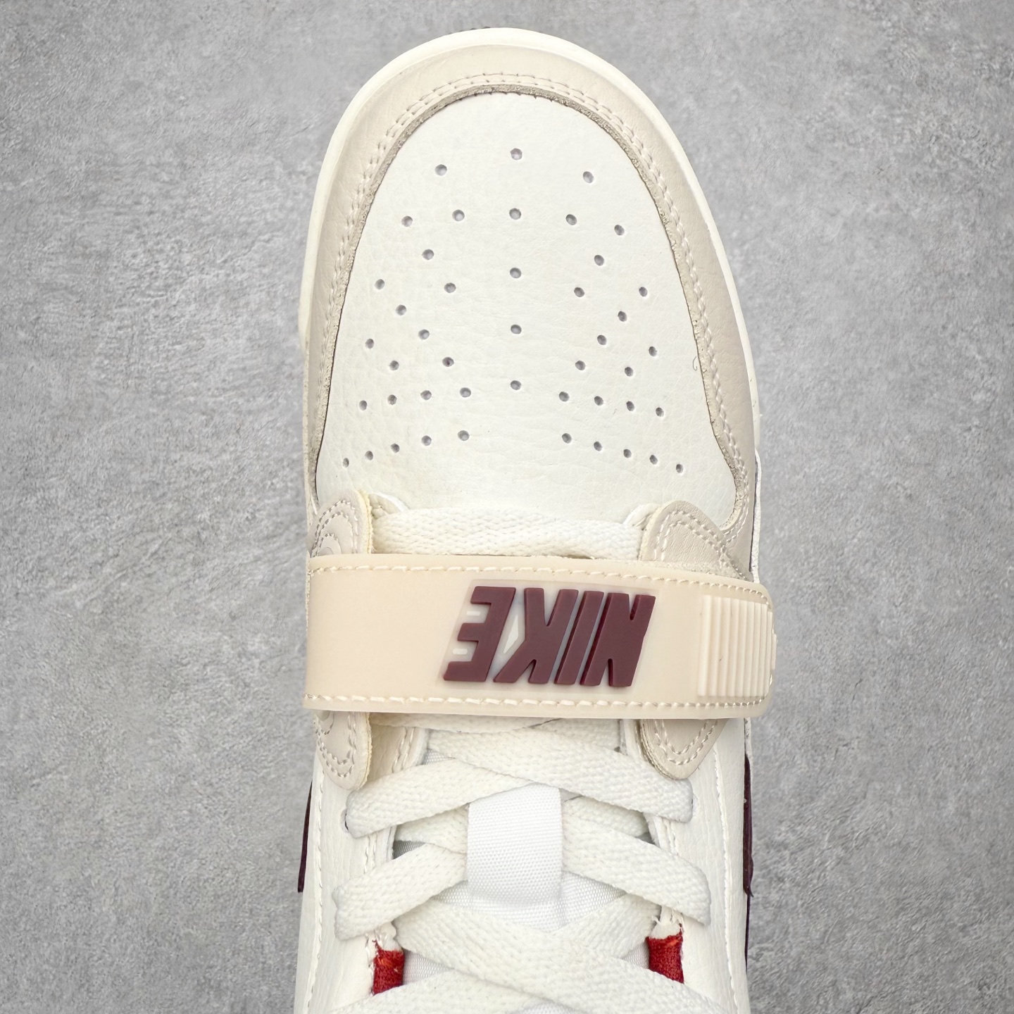 图片[4]-Air Jordan Legacy AJ312 低帮 IB4712-161 鞋身采用了皮革材质打造 横跨鞋面的魔术贴十分吸睛 侧面的Swoosh Logo的一部分被鞋面遮挡了一部分 颇具玩味 魔术贴上标有NK标识 而鞋舌上是Jordan的经典飞翼Logo 后跟和鞋底均采用了Air Jordan 3 的设计 后跟上同样也使用了经典的爆裂纹图案 尺码：36 36.5 37.5 38 38.5 39 40 40.5 41 42 42.5 43 44 44.5 45 46 47.5-选品中心