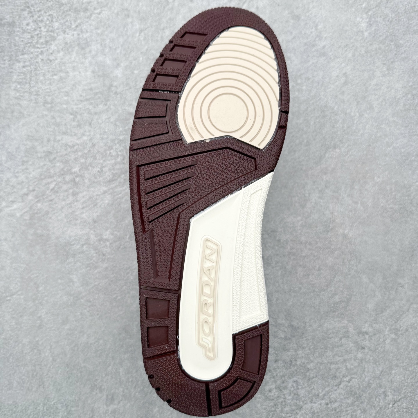 图片[9]-Air Jordan Legacy AJ312 低帮 IB4712-161 鞋身采用了皮革材质打造 横跨鞋面的魔术贴十分吸睛 侧面的Swoosh Logo的一部分被鞋面遮挡了一部分 颇具玩味 魔术贴上标有NK标识 而鞋舌上是Jordan的经典飞翼Logo 后跟和鞋底均采用了Air Jordan 3 的设计 后跟上同样也使用了经典的爆裂纹图案 尺码：36 36.5 37.5 38 38.5 39 40 40.5 41 42 42.5 43 44 44.5 45 46 47.5-选品中心