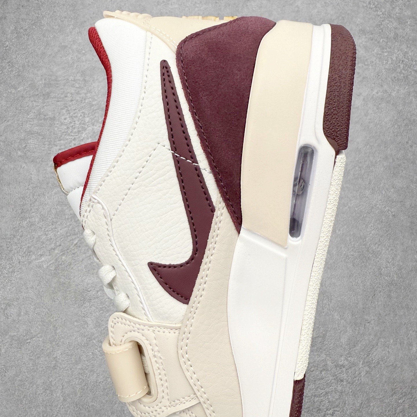 图片[7]-Air Jordan Legacy AJ312 低帮 IB4712-161 鞋身采用了皮革材质打造 横跨鞋面的魔术贴十分吸睛 侧面的Swoosh Logo的一部分被鞋面遮挡了一部分 颇具玩味 魔术贴上标有NK标识 而鞋舌上是Jordan的经典飞翼Logo 后跟和鞋底均采用了Air Jordan 3 的设计 后跟上同样也使用了经典的爆裂纹图案 尺码：36 36.5 37.5 38 38.5 39 40 40.5 41 42 42.5 43 44 44.5 45 46 47.5-选品中心