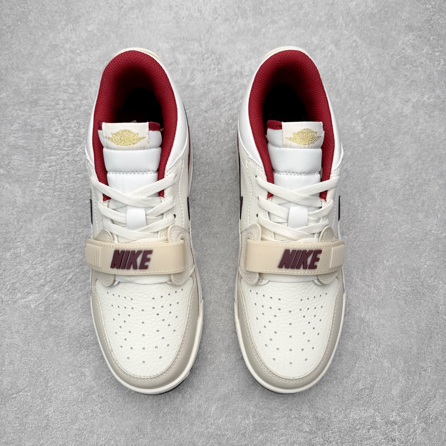 图片[2]-Air Jordan Legacy AJ312 低帮 IB4712-161 鞋身采用了皮革材质打造 横跨鞋面的魔术贴十分吸睛 侧面的Swoosh Logo的一部分被鞋面遮挡了一部分 颇具玩味 魔术贴上标有NK标识 而鞋舌上是Jordan的经典飞翼Logo 后跟和鞋底均采用了Air Jordan 3 的设计 后跟上同样也使用了经典的爆裂纹图案 尺码：36 36.5 37.5 38 38.5 39 40 40.5 41 42 42.5 43 44 44.5 45 46 47.5-选品中心