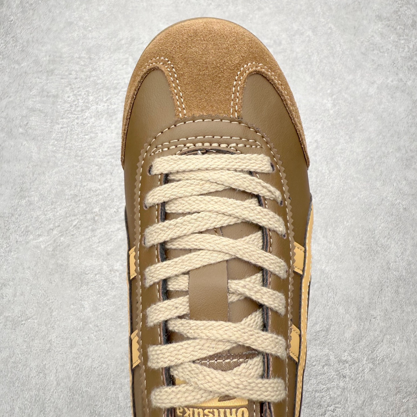 图片[4]-＃纯原福利 Asics Onitsuka Tiger MEXICO 66 亚瑟士鬼冢虎复古经典板鞋 市场最强版本 原厂牛津布加持 海外订单工厂出品 超成熟稳定的做工品控 原装全套纸板楦头开发 原汁原味 完美呈现版型 私模正确鞋底咬花纹路 一比一鞋头弧度高度鞋身弧度 绝不口嗨 细节品控鞋型随意秒杀市面 原档咬花纹路私模大底 一个单元有六个三角形 总体形拼接呈现花瓣状 官方四联吊牌 原装Ortholite轻量化鞋垫 原盒原配 质保卡 说明书 钢印防尘纸 纸板中底带钢印 乳胶组合鞋垫 支持全方位的对比专柜 产品从款式颜色造型上体现出追求舒适和细节的完美 鞋类更是推崇手工制作的严谨与完美 融舒适性与可穿性的设计风格 注重细节的完美和别致魅力 既保持稳重 又不失轻松的时尚感 尺码：36 37 37.5 38 39 39.5 40 40.5 41.5 42 42.5 43.5 44 45-选品中心